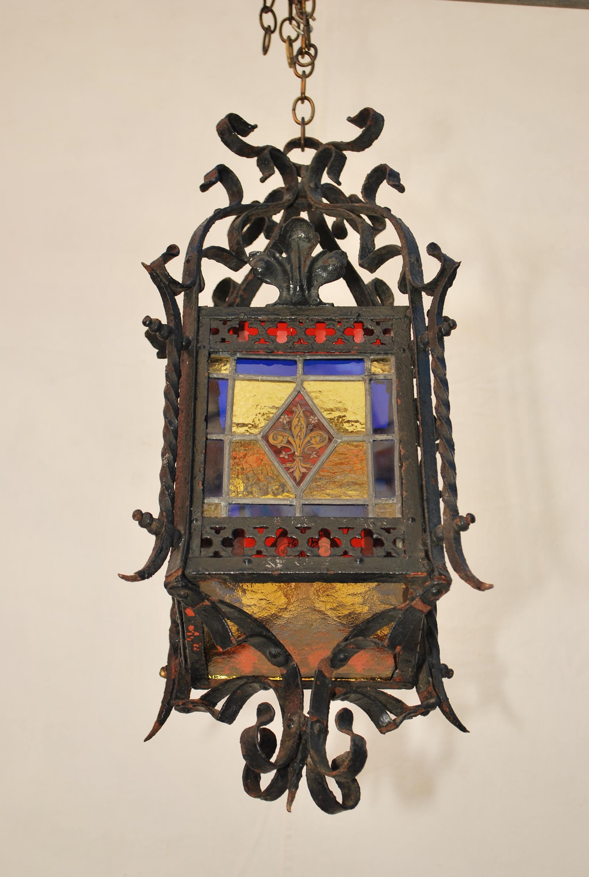 Preciosa linterna francesa de hierro de los años 20 con vidrieras Vitral en venta