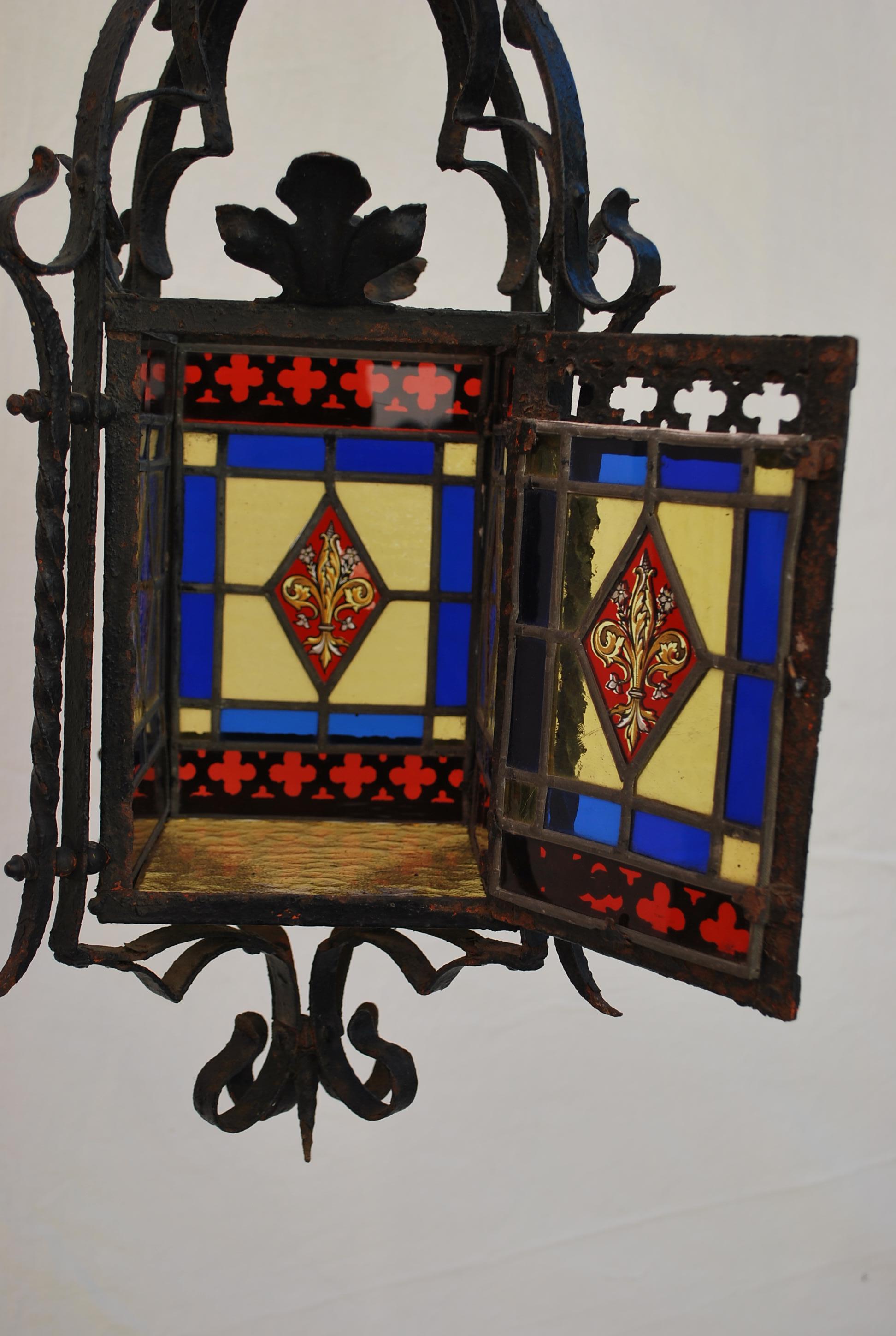 Preciosa linterna francesa de hierro de los años 20 con vidrieras en venta 1