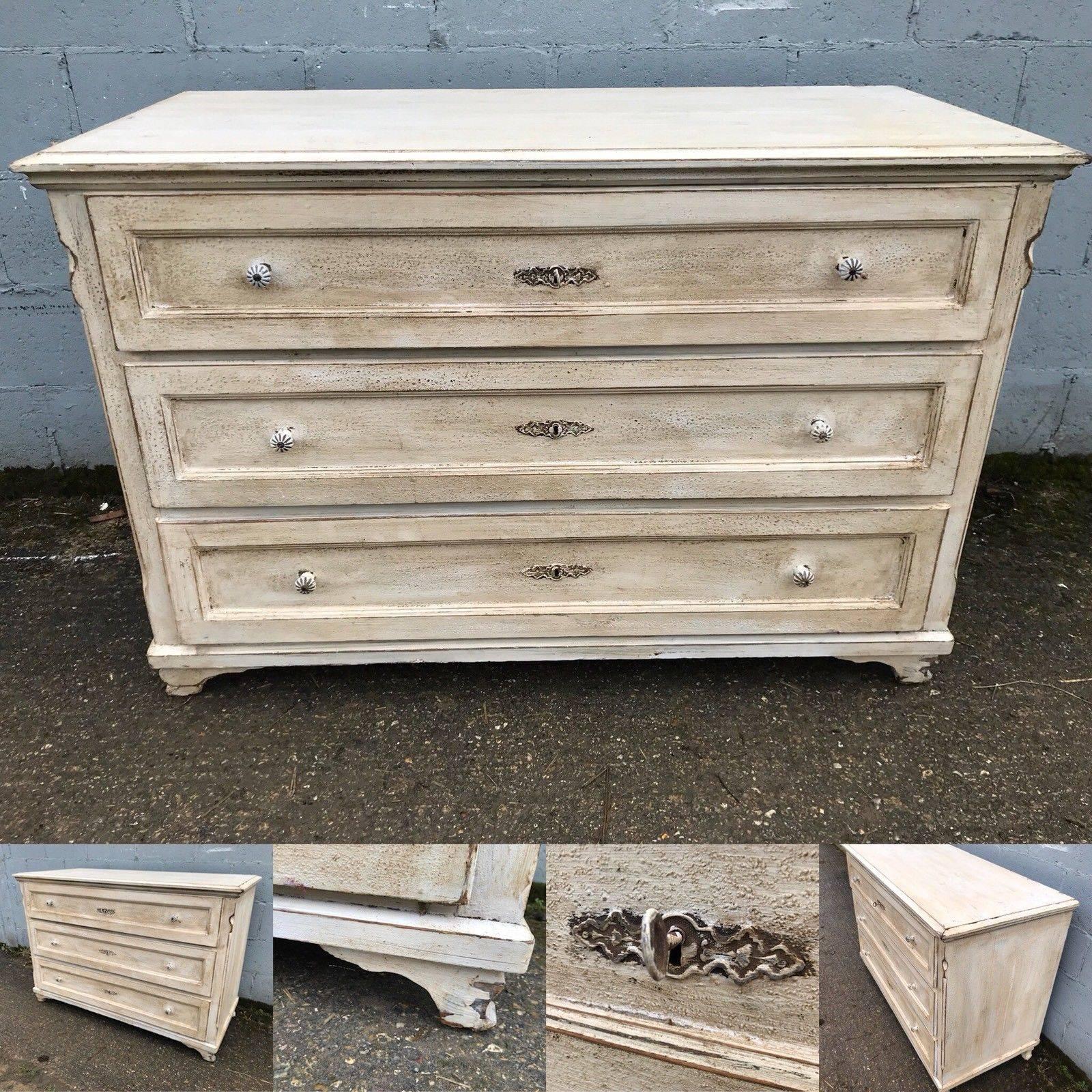 Here we have a beautiful French chest of drawers with lovely patina. All drawers are working perfectly and the paint work is fantastic.

Dimensions: 135 cm long, 60 cm deep, 92 cm
