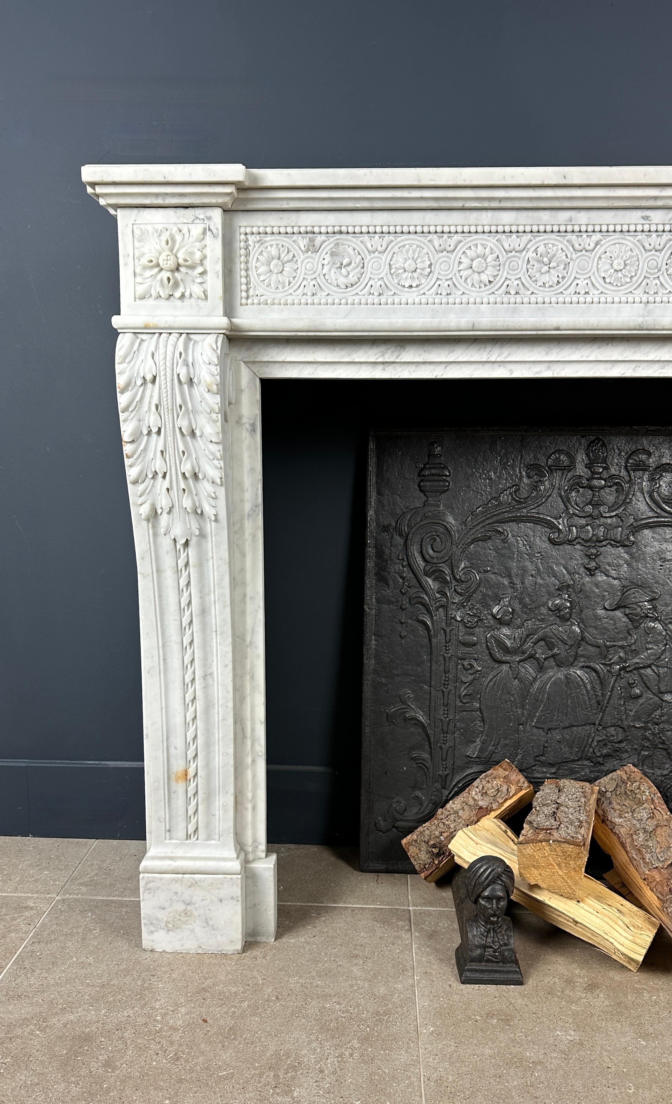 Beautiful French Antique Louis XV Front Fireplace in Carrara Marble In Good Condition For Sale In Oostvoorne, NL