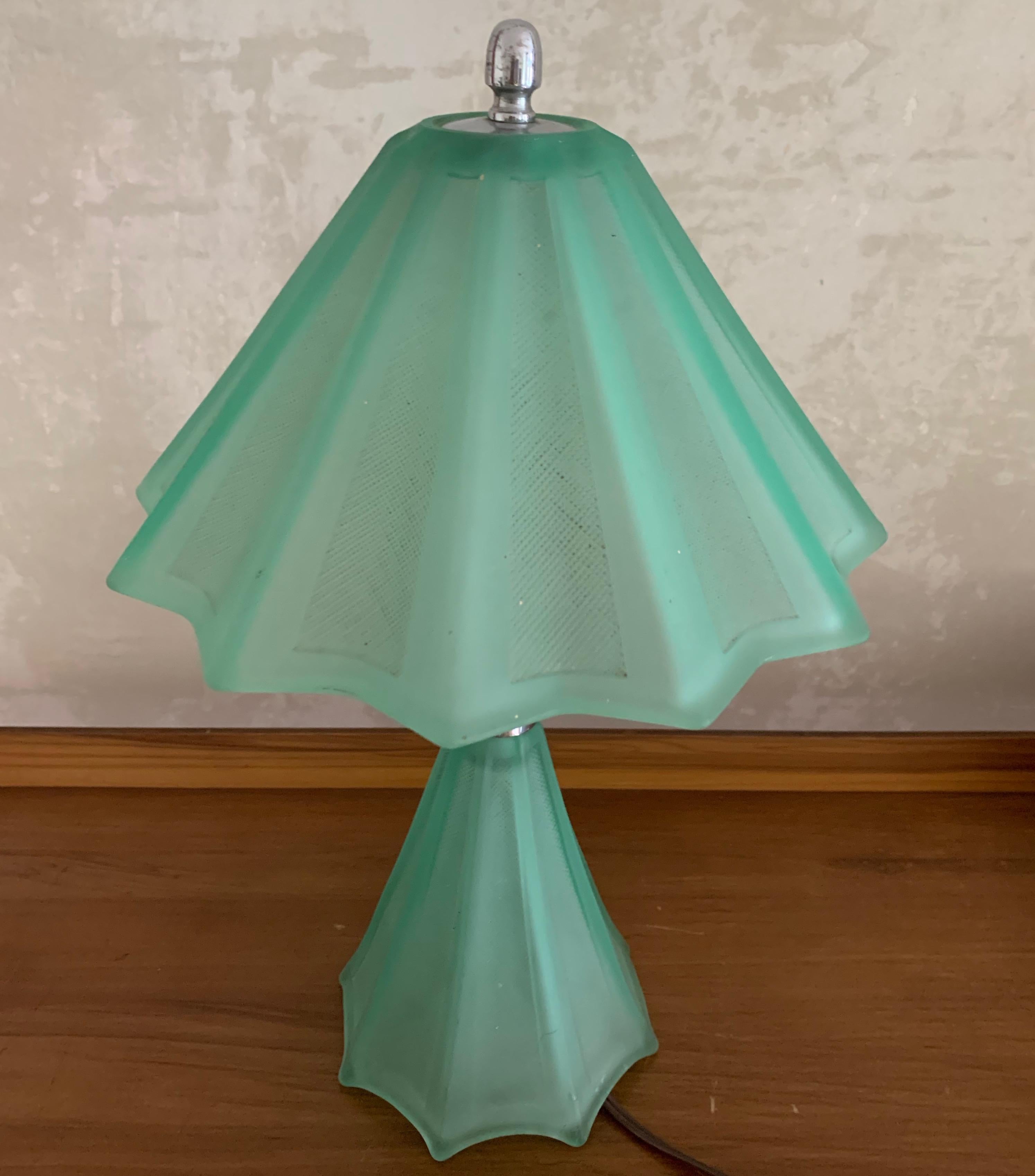 Beautiful French Art Deco Table Lamp In Good Condition For Sale In Munich, DE