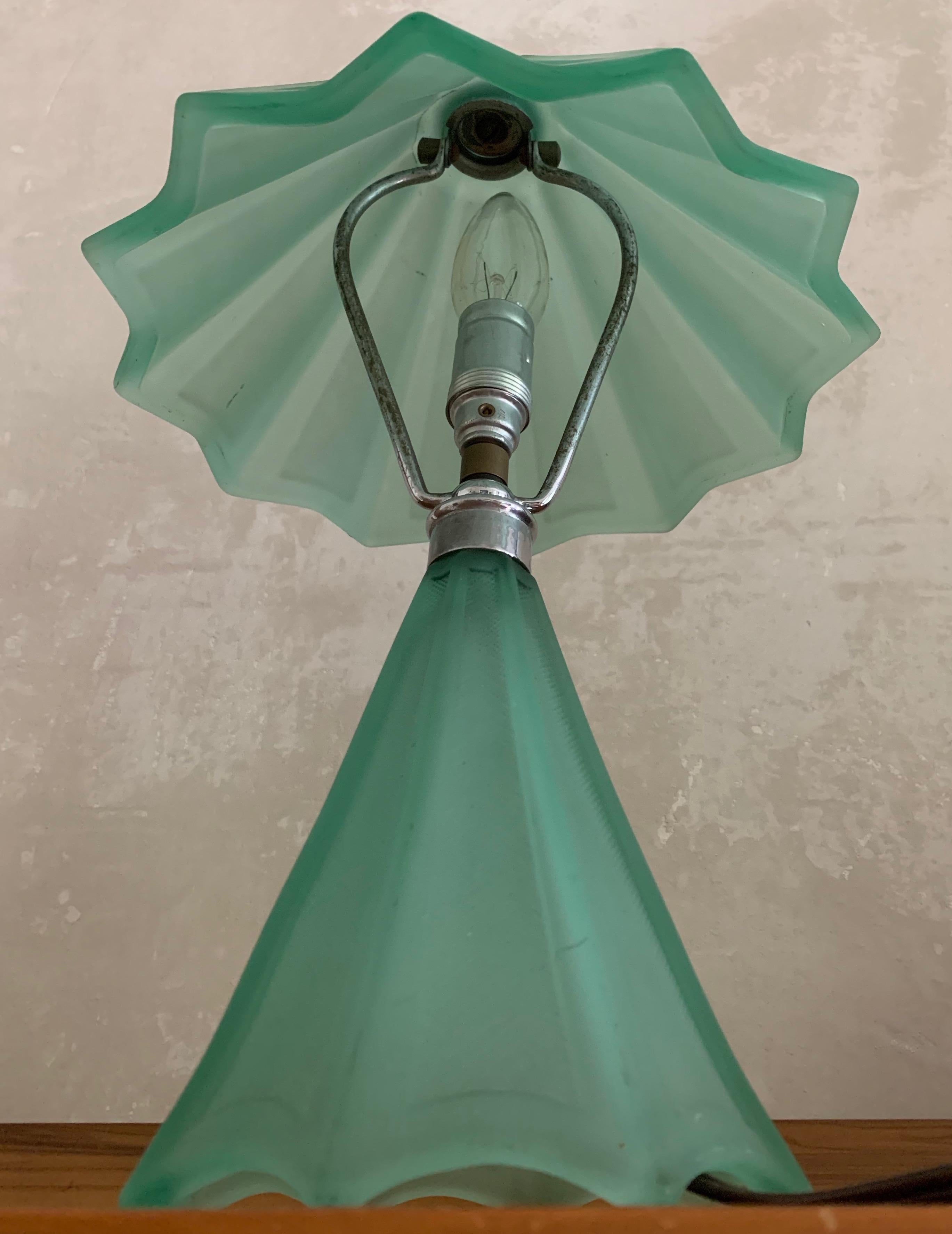 Verre Magnifique lampe de table Art déco française en vente