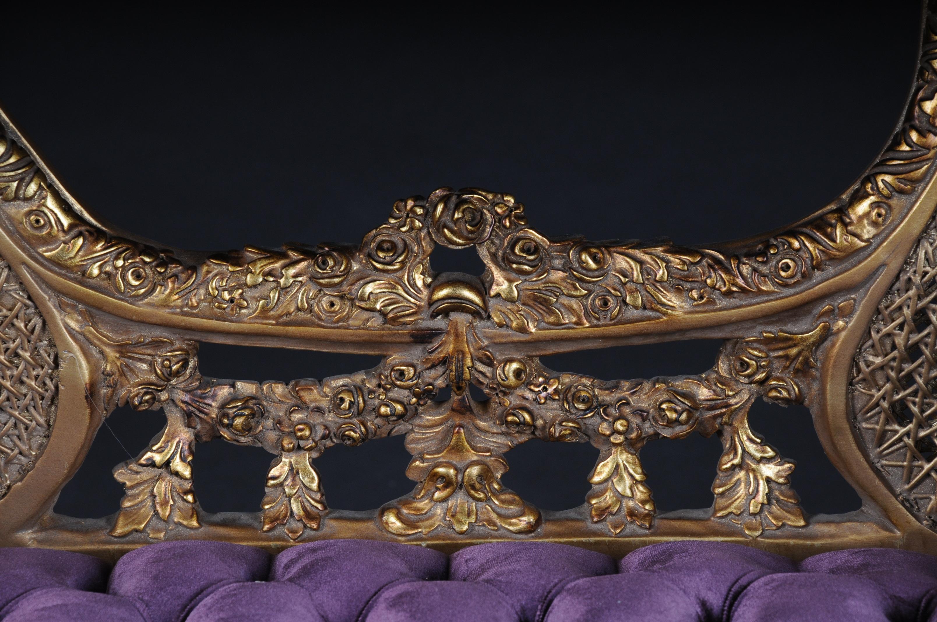 Beautiful French bench, sofa in the Louis XVI style


Petite French bench, sofa in the Louis XV style. Semicircular rising, plaited backrest framing with rocaille crowning. Profiled frame on curved legs.


(B-Dom-103).