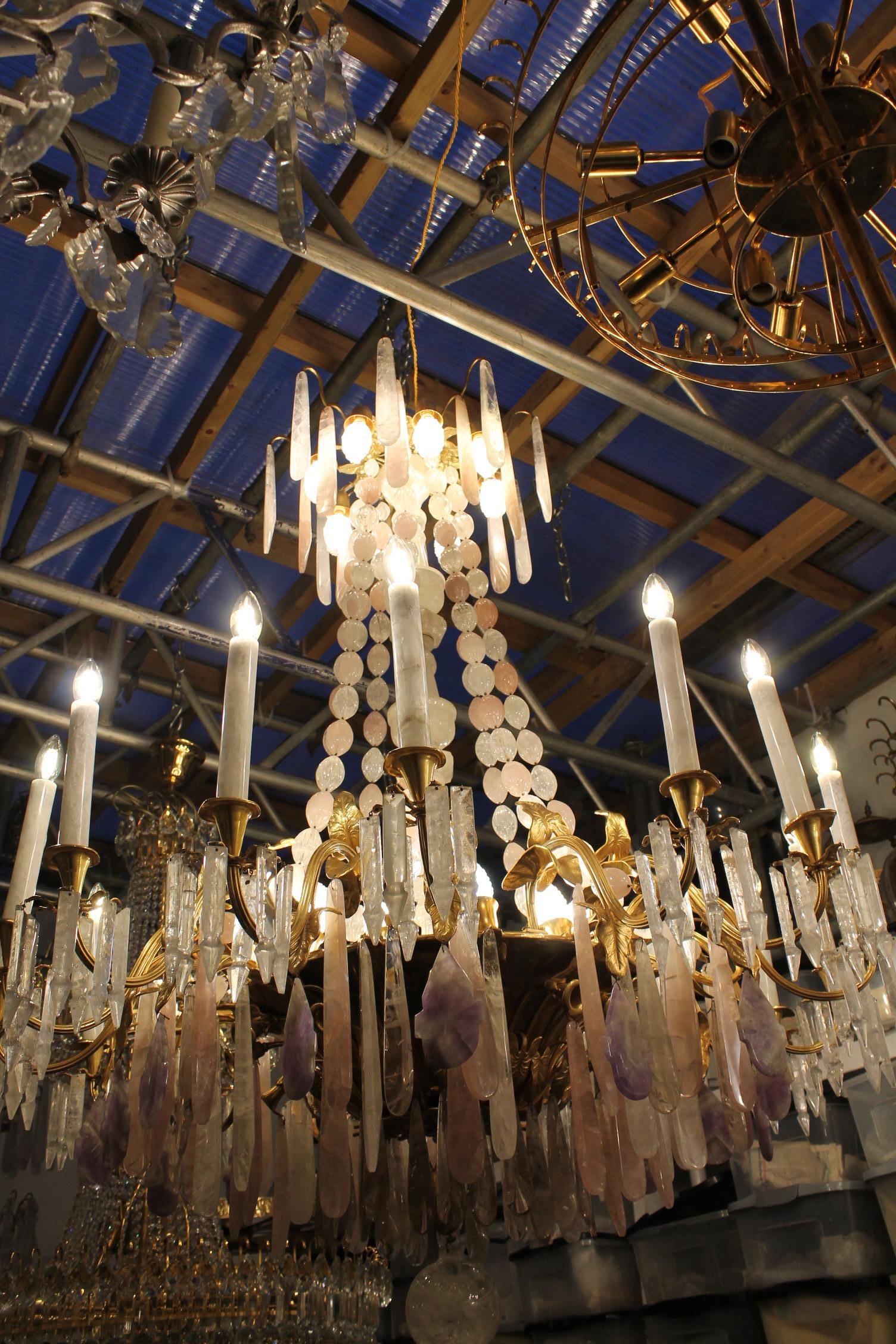 Bellissimo lampadario francese in bronzo e cristallo di rocca e quarzo rosa e ametista in vendita 3