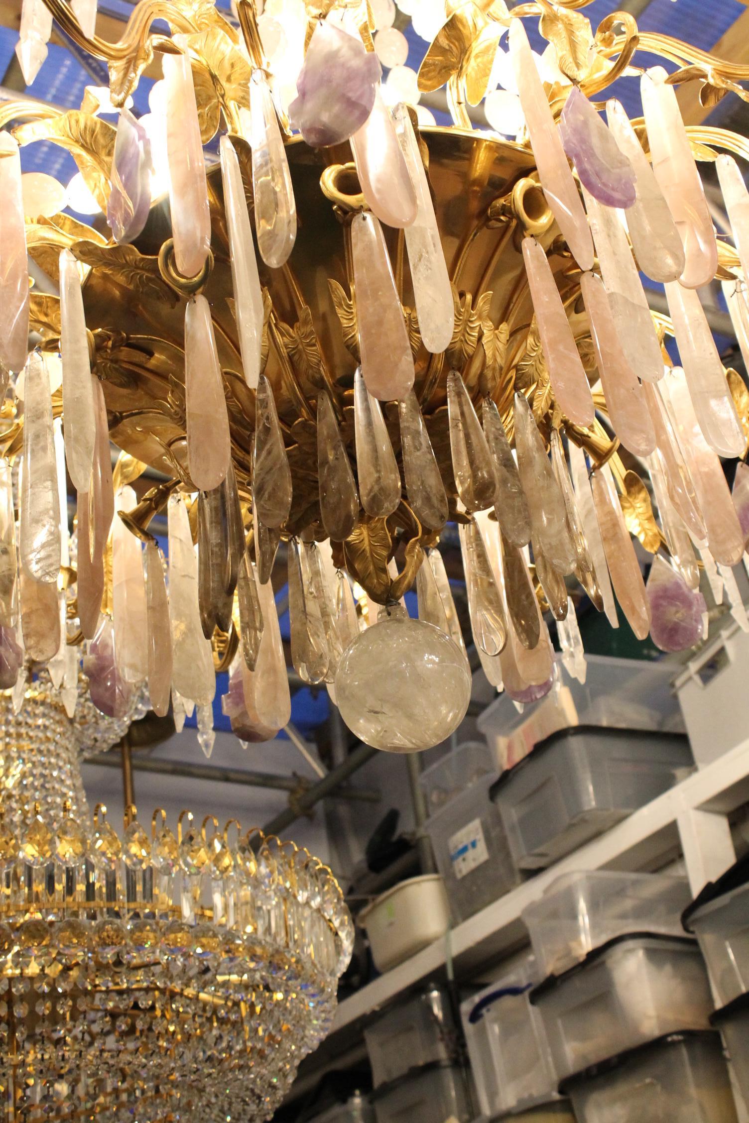 Art Nouveau Bellissimo lampadario francese in bronzo e cristallo di rocca e quarzo rosa e ametista in vendita