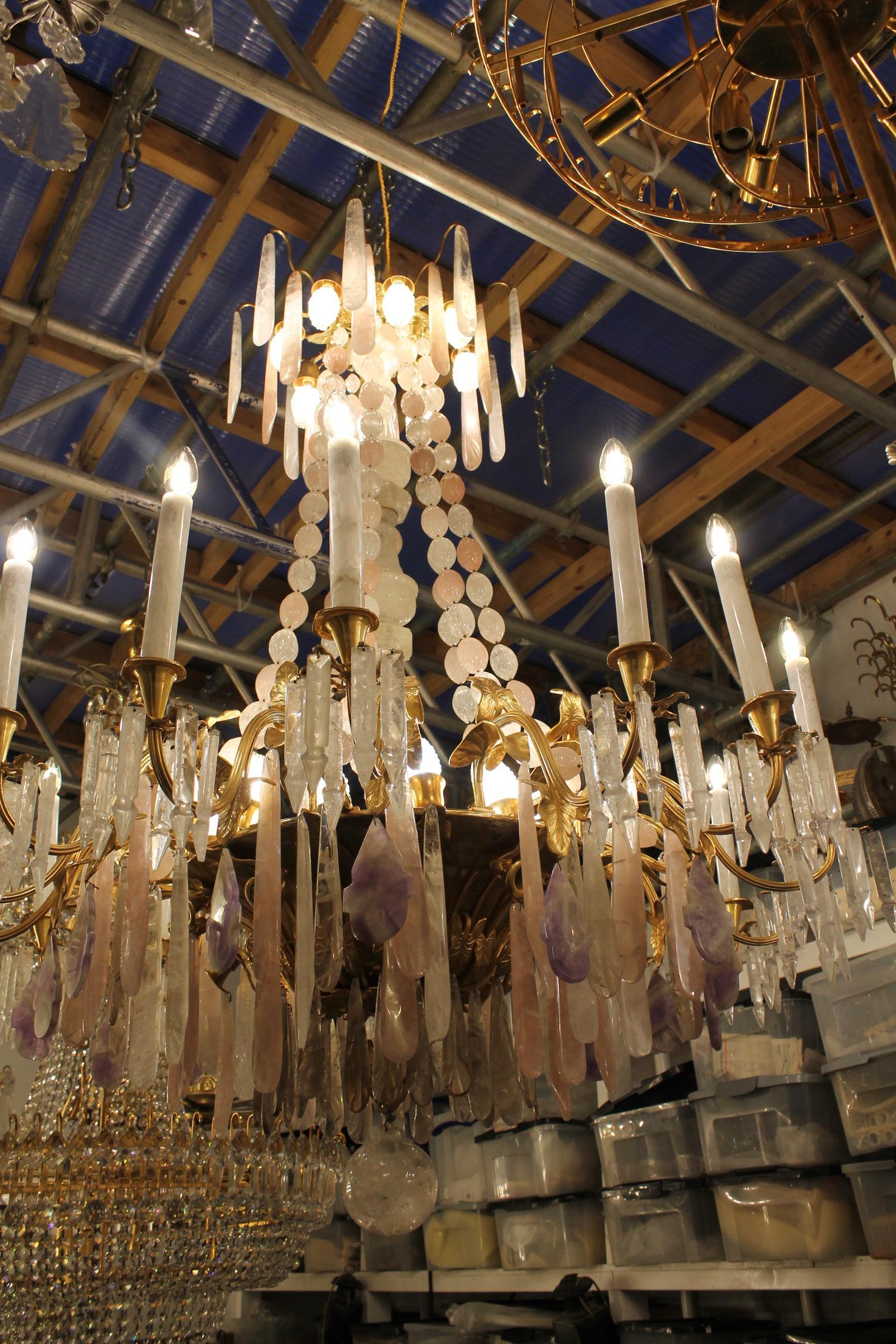Bellissimo lampadario francese in bronzo e cristallo di rocca e quarzo rosa e ametista In condizioni ottime in vendita a London, GB