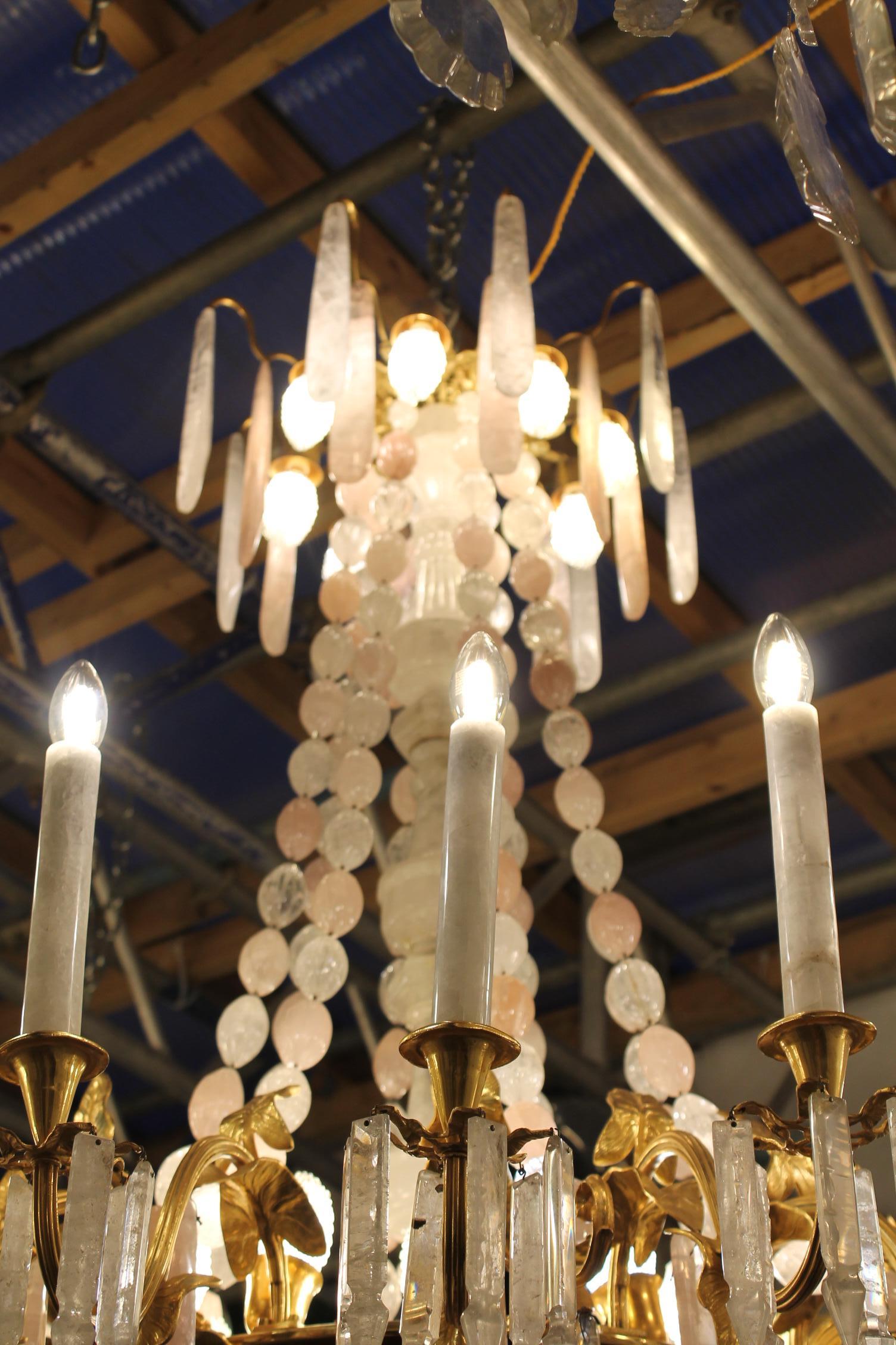 XX secolo Bellissimo lampadario francese in bronzo e cristallo di rocca e quarzo rosa e ametista in vendita