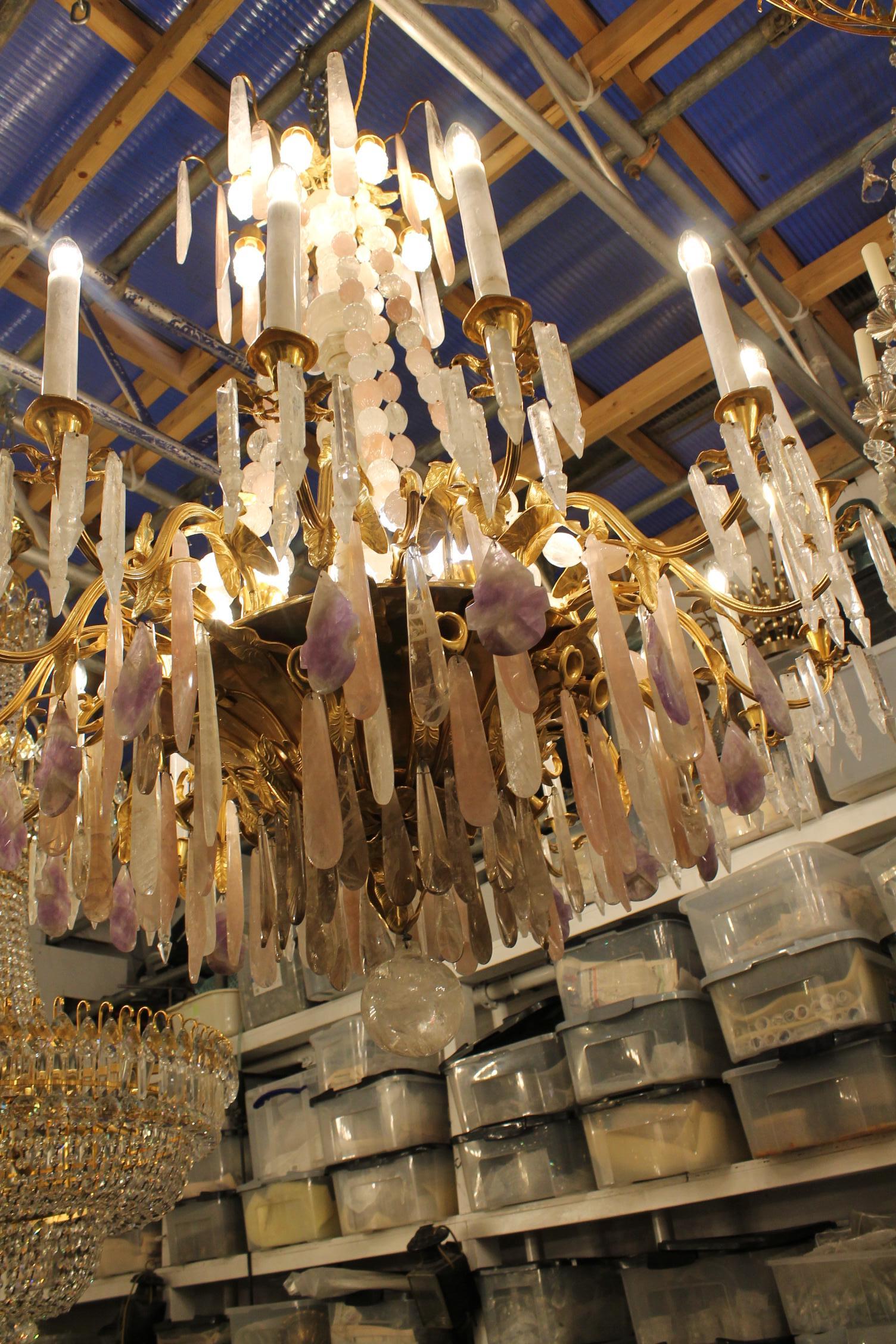 Bronzo Bellissimo lampadario francese in bronzo e cristallo di rocca e quarzo rosa e ametista in vendita