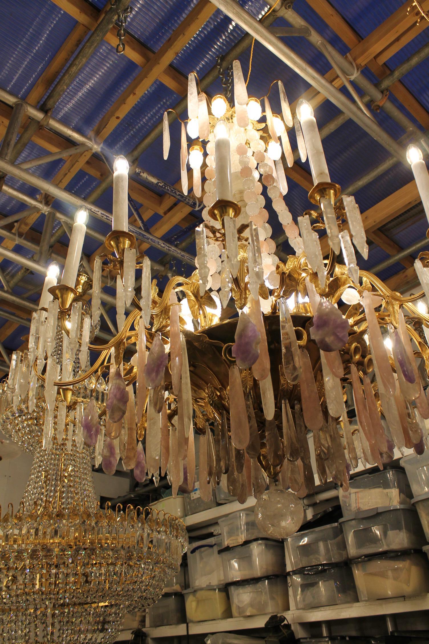 Bellissimo lampadario francese in bronzo e cristallo di rocca e quarzo rosa e ametista in vendita 1