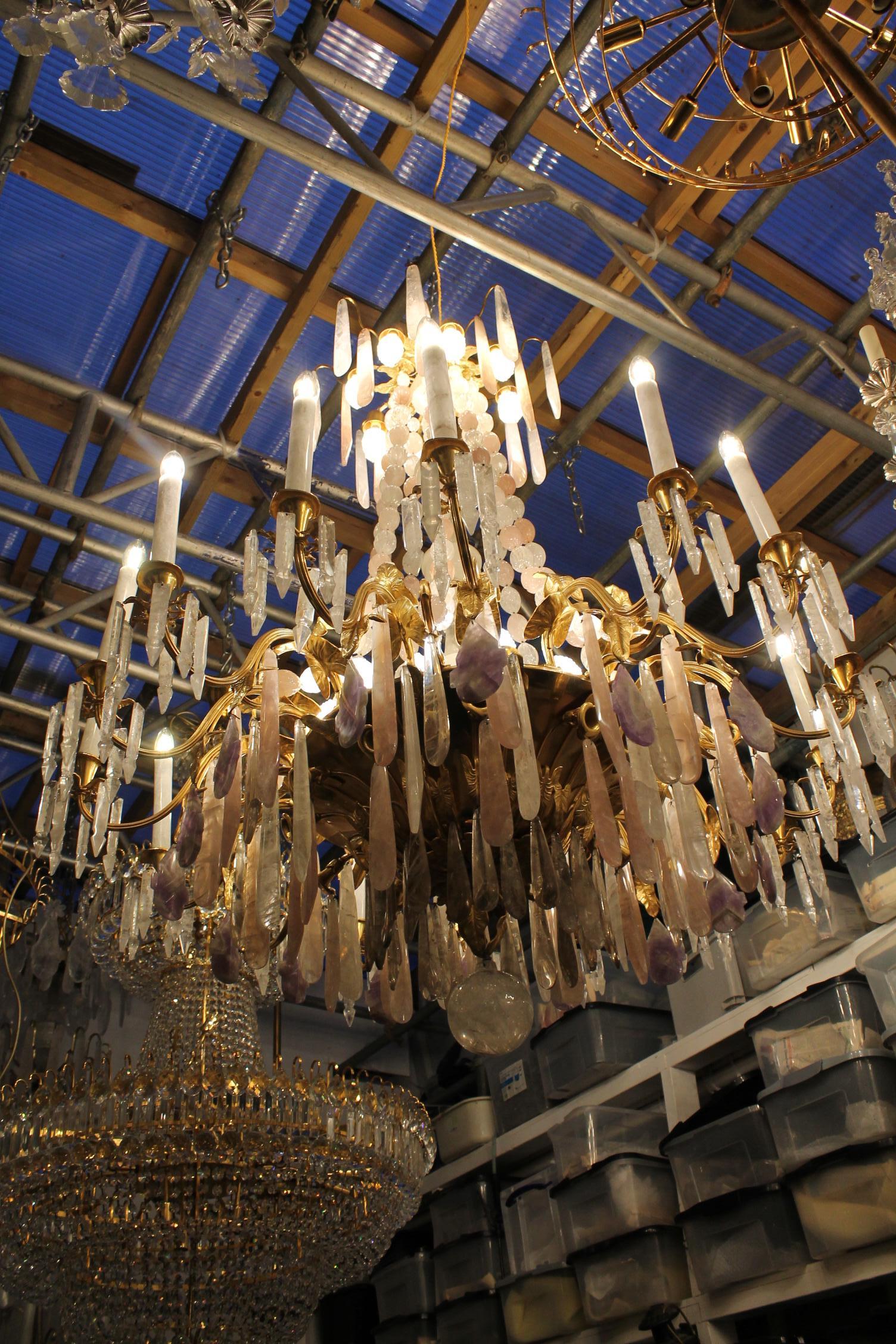 Bellissimo lampadario francese in bronzo e cristallo di rocca e quarzo rosa e ametista in vendita 2