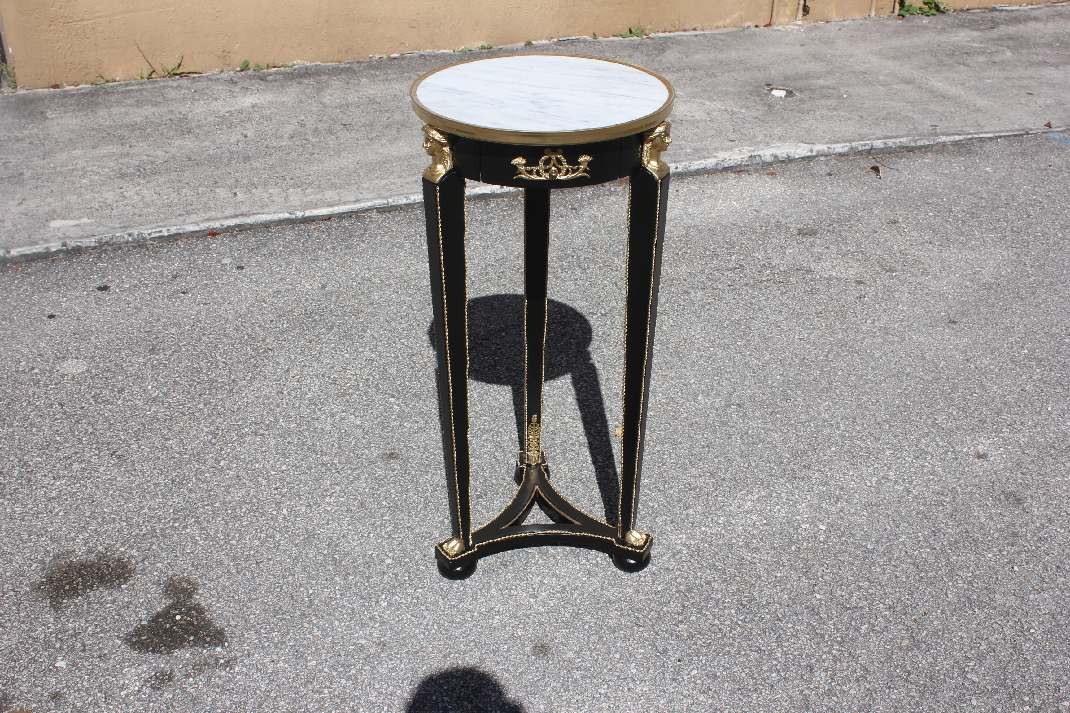 Beautiful French Empire style ebonized period side table or pedestal table marble top, circa 1920s, the table are ebonized with a French lacquer finish, the table have one drawers in the centre, with a ronde marble-top, and very nice bronze hardware