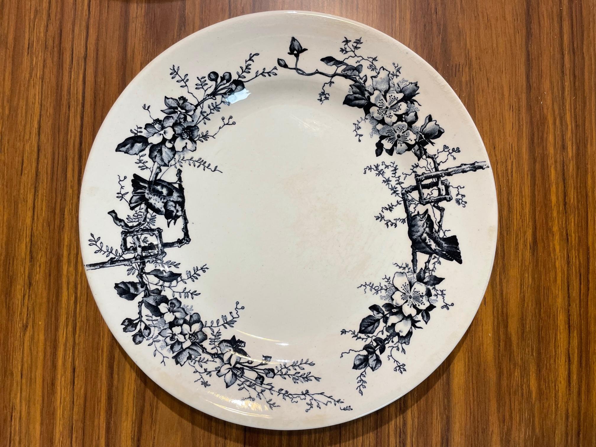 Plates created for Emile Bourgeois with a rare decor of birds.
Two different decors, 3 of one, 12 of the second.
Edited end of the XIXth century, beginning of the XXst.