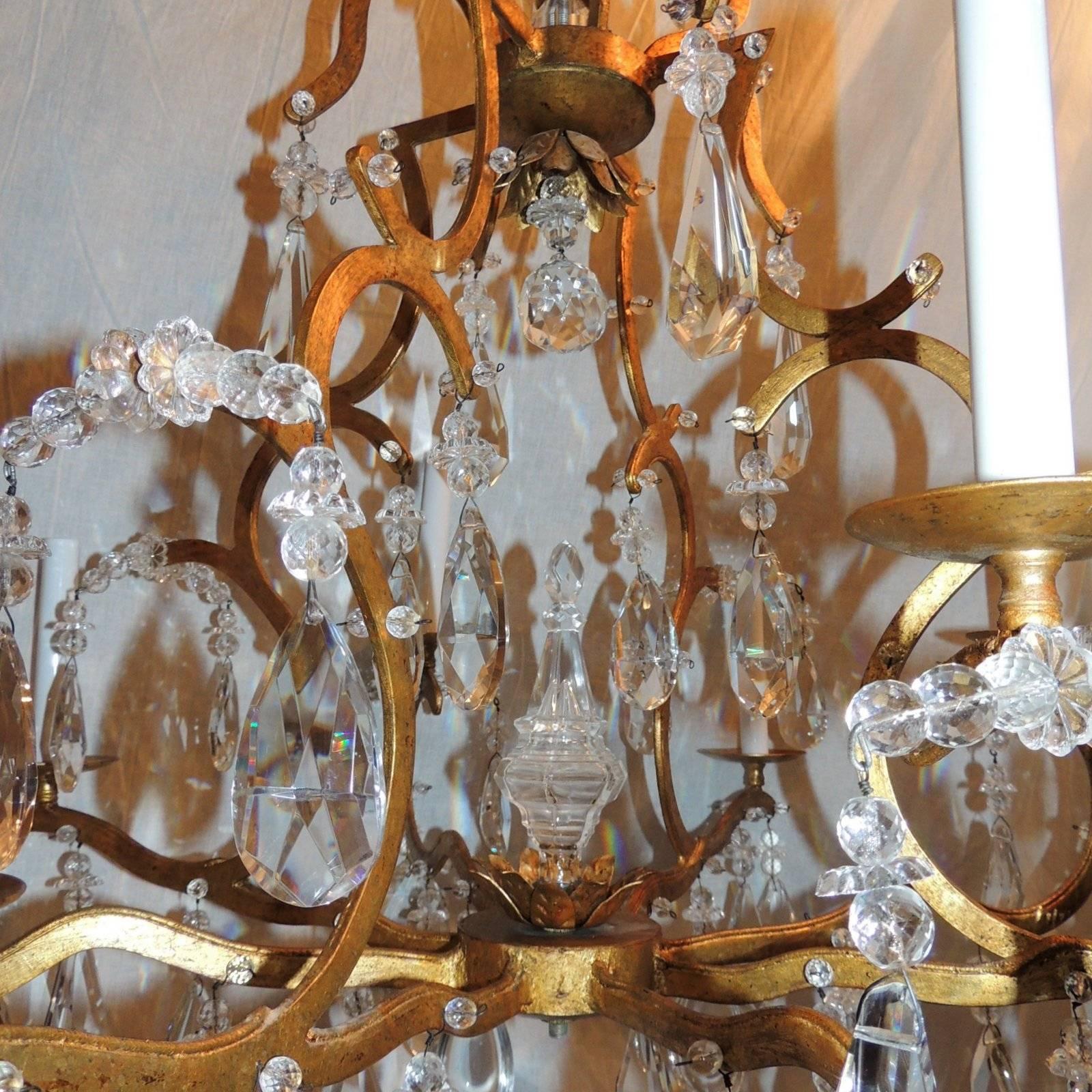 Bellissimo lampadario francese Baguès dorato a otto bracci di transizione con cristallo Jansen In condizioni buone in vendita a Roslyn, NY