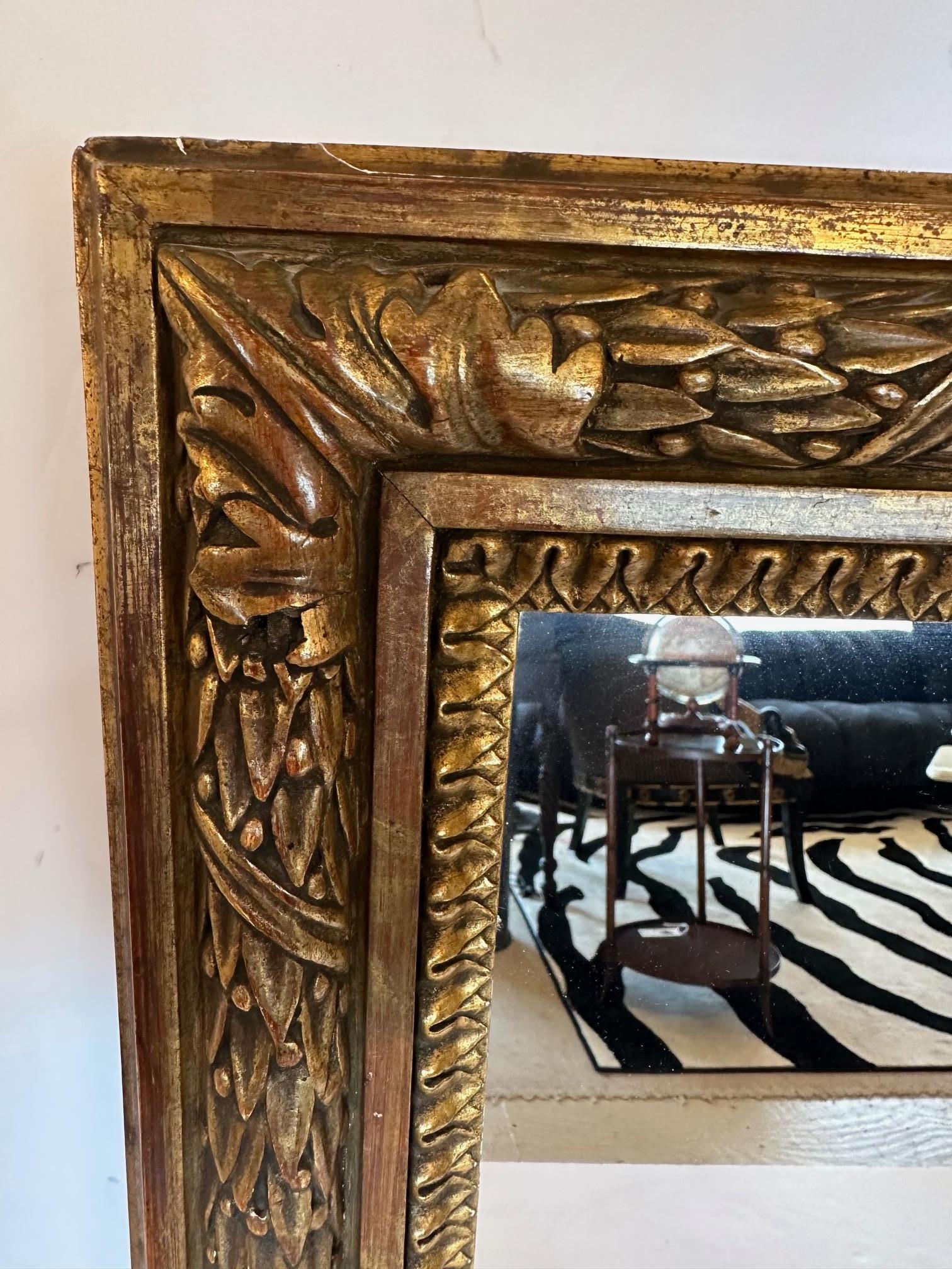 Miroir mural néoclassique français avec un cadre doré magnifiquement détaillé.


Miroir 19