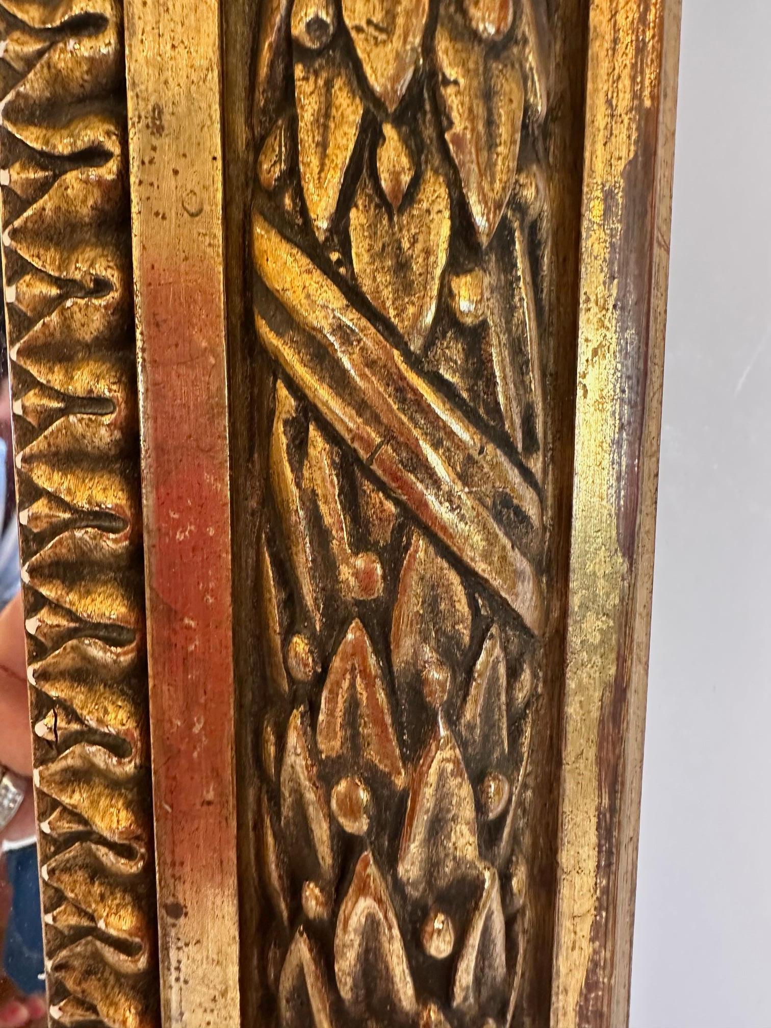 Français Magnifique miroir néoclassique français en bois doré en vente
