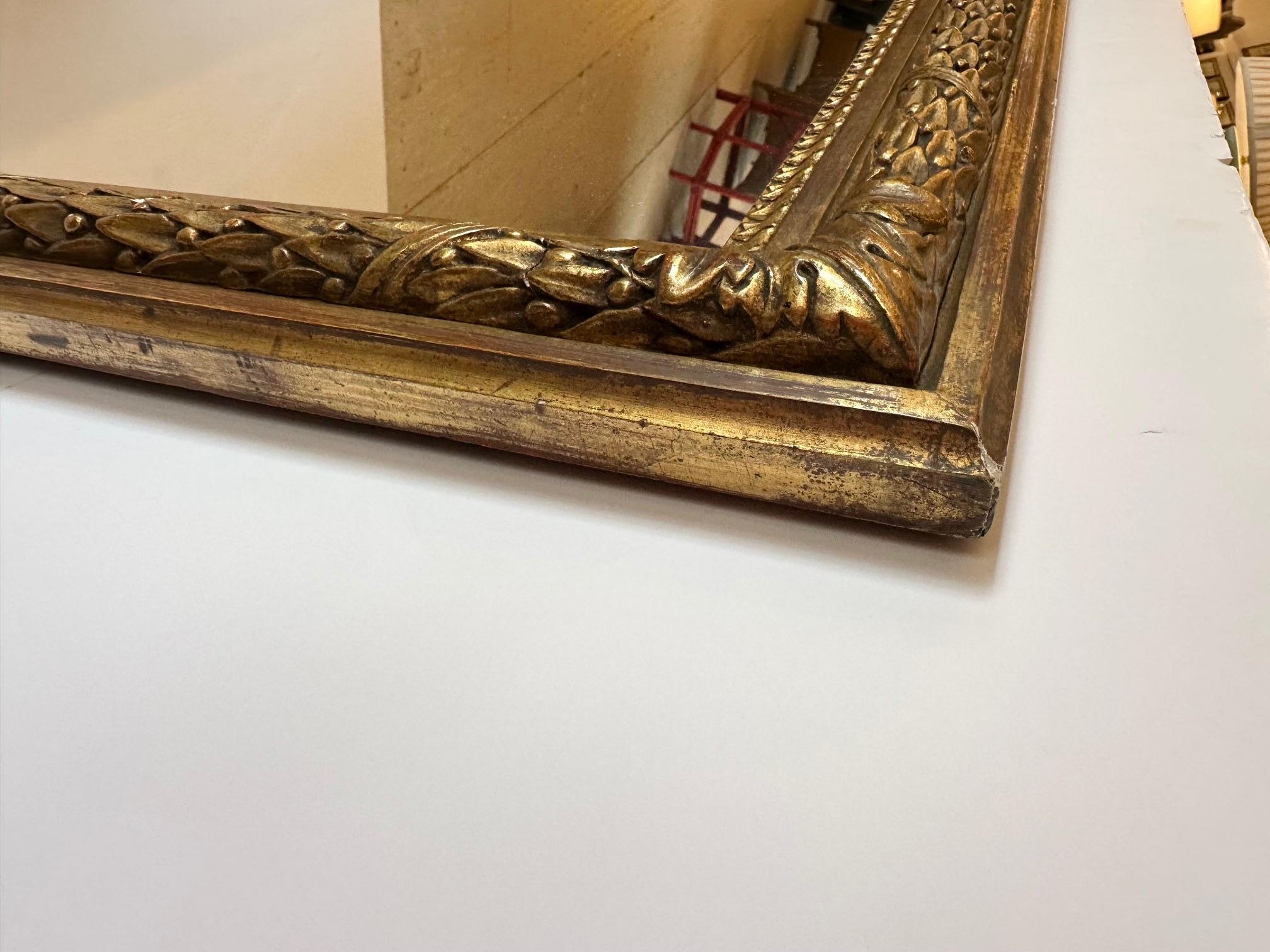 Magnifique miroir néoclassique français en bois doré Bon état - En vente à Hopewell, NJ
