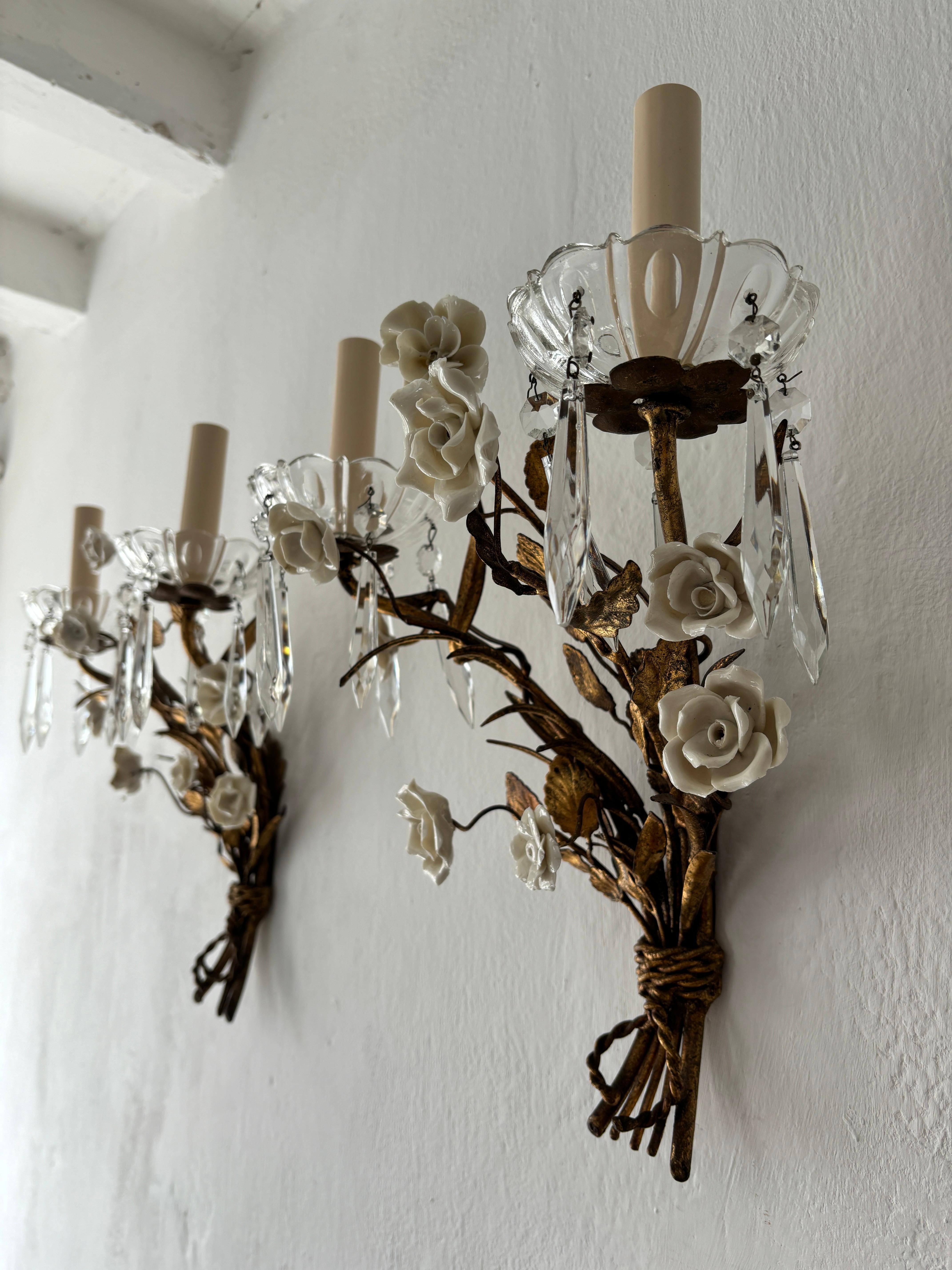 Beautiful French Heavy Gold Tole Sconces with White Porcelain Flowers, 1920s In Good Condition For Sale In Modena (MO), Modena (Mo)