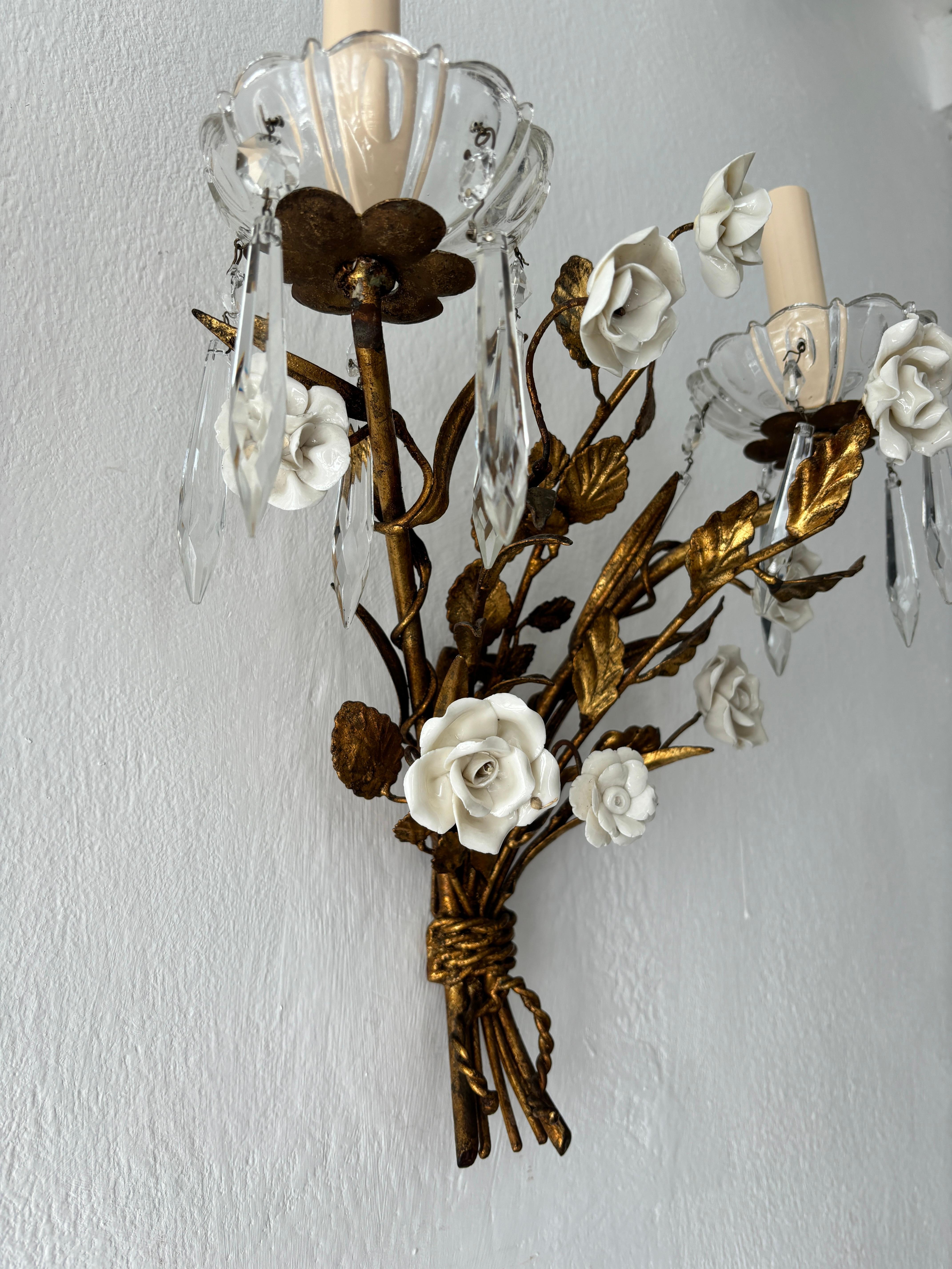 Wunderschöne französische schwere Gold Tole Sconces mit weißen Porzellan Blumen, 1920er Jahre im Angebot 1