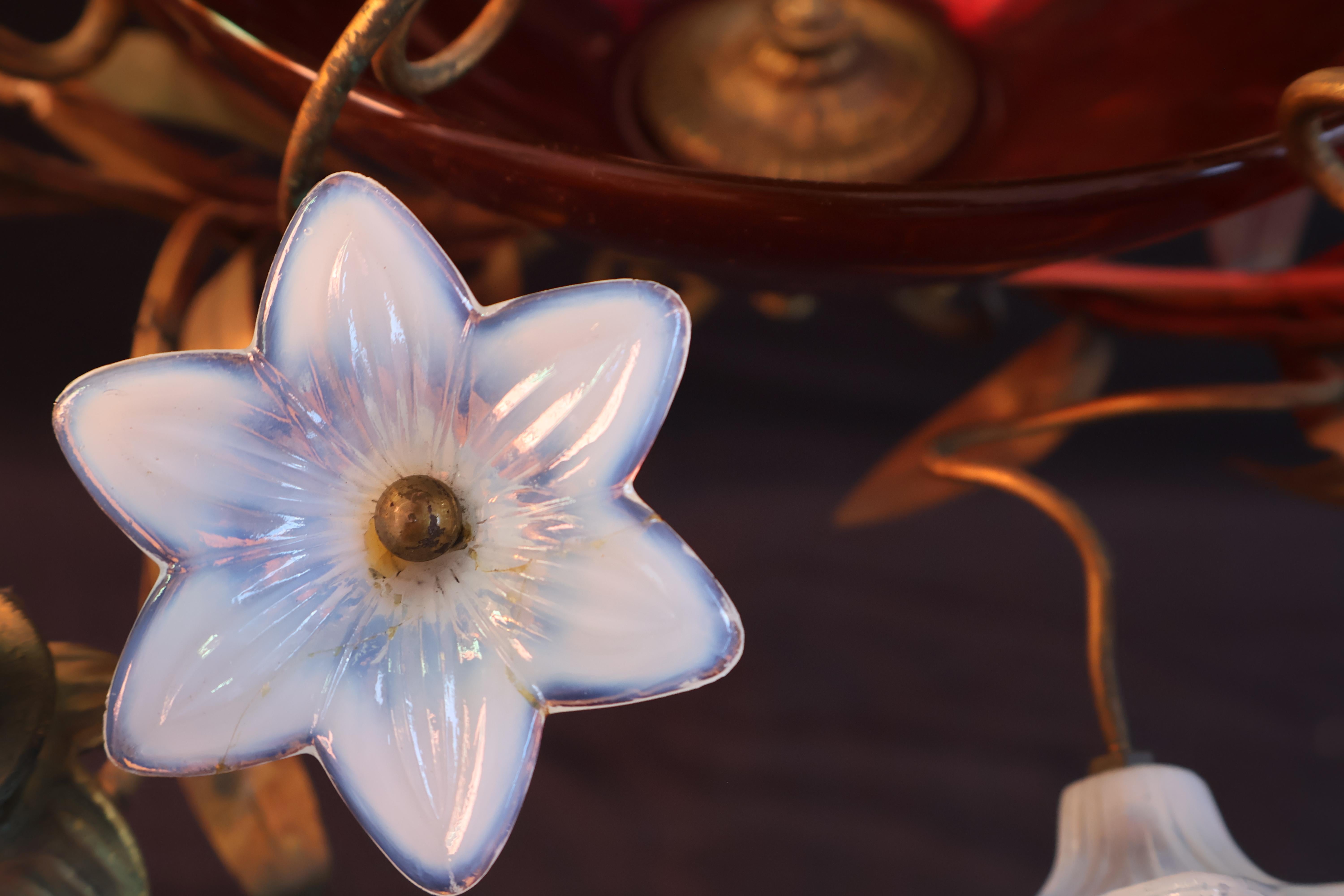 Una hermosa y elegante araña francesa de finales del siglo XIX, la pátina es mucho más bonita en persona, CUIDADO  UNA FLOR ESTABA ROTA ANTES Y FUE REGLADA ( ver fotos ), apenas se ve, sobre todo una vez colgada, y bastante normal, teniendo en