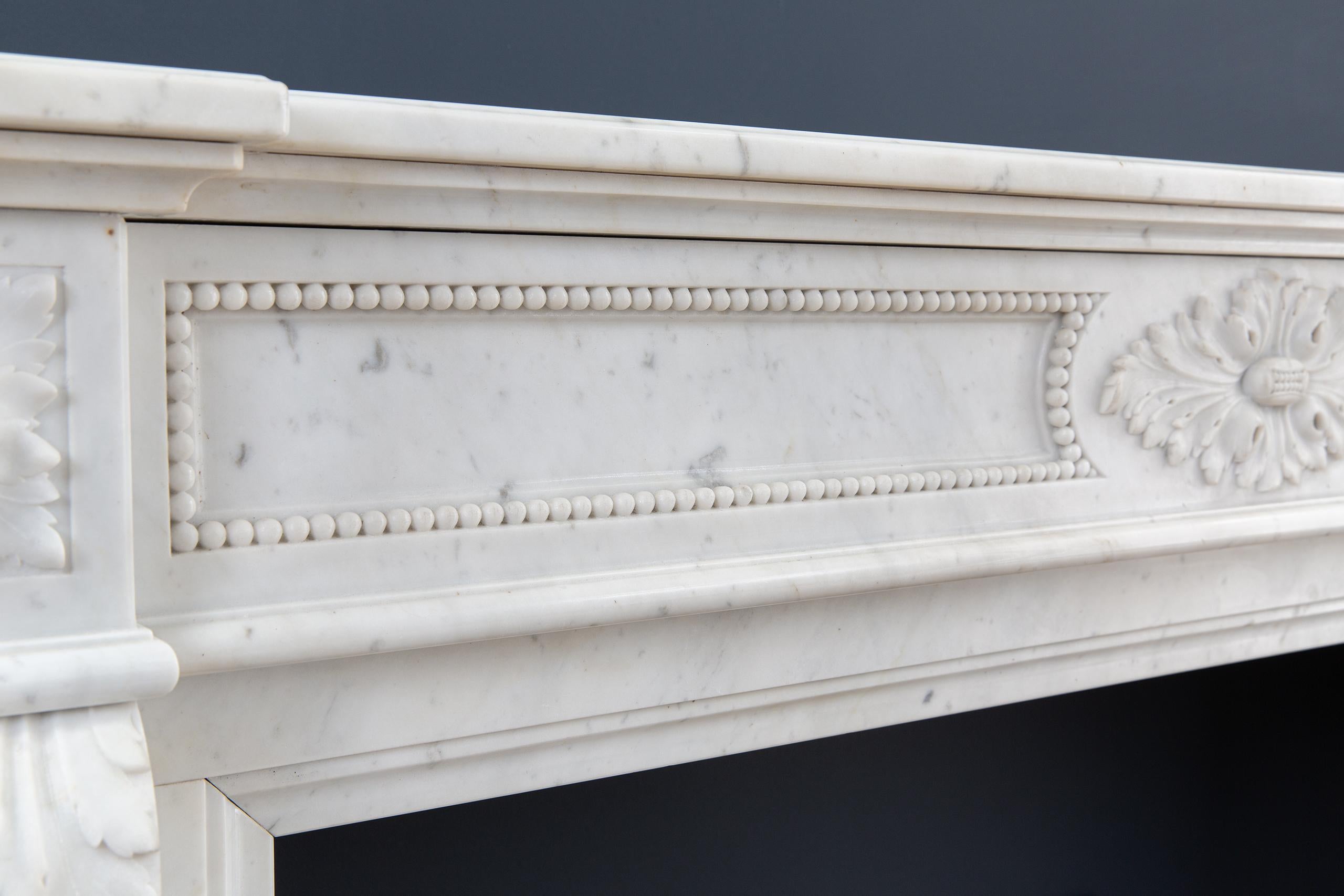 Schöner französischer Carrara-Marmor-Kaminsims im Louis-XV-Stil im Angebot 3