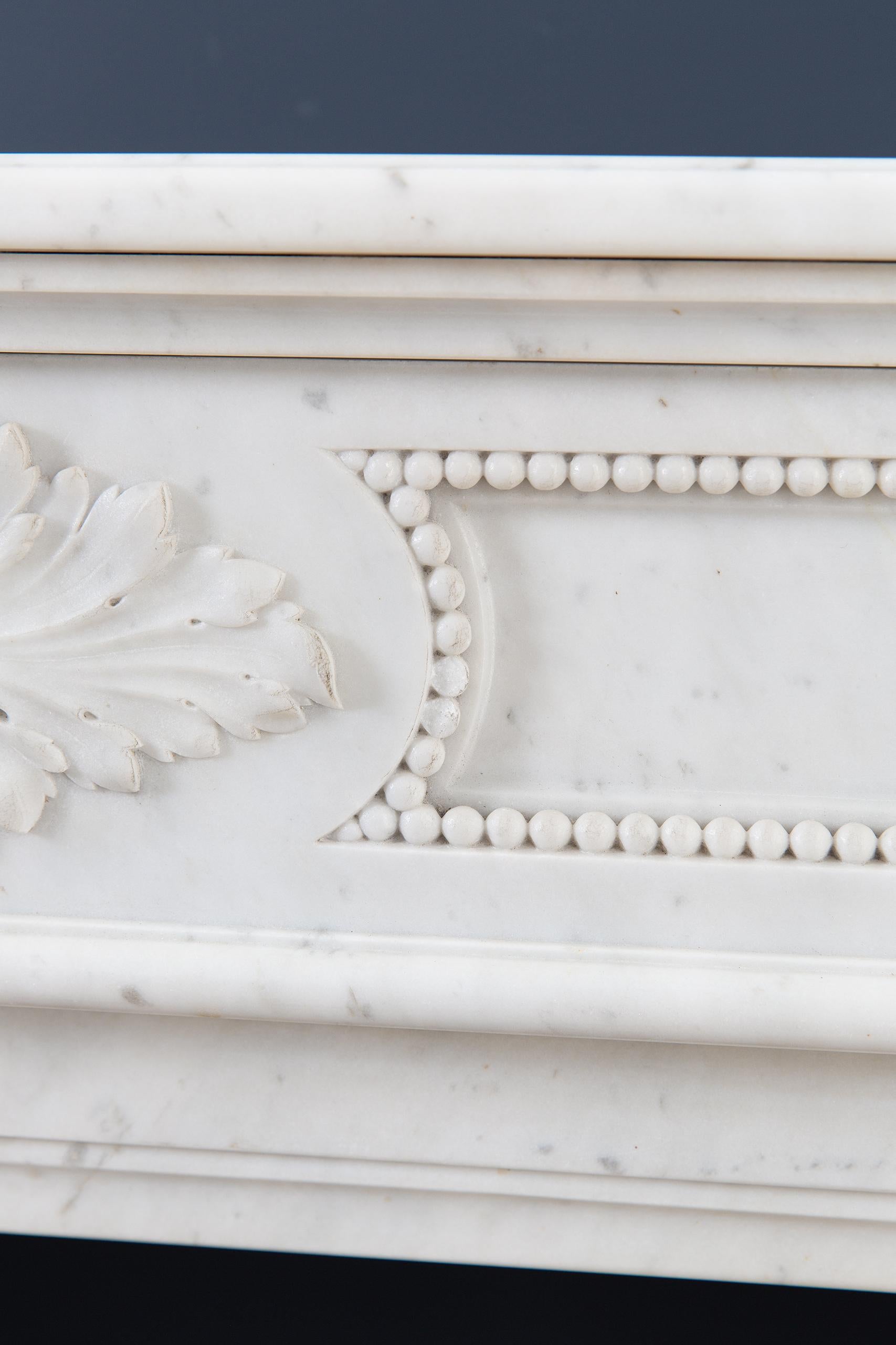 Schöner französischer Carrara-Marmor-Kaminsims im Louis-XV-Stil im Angebot 5