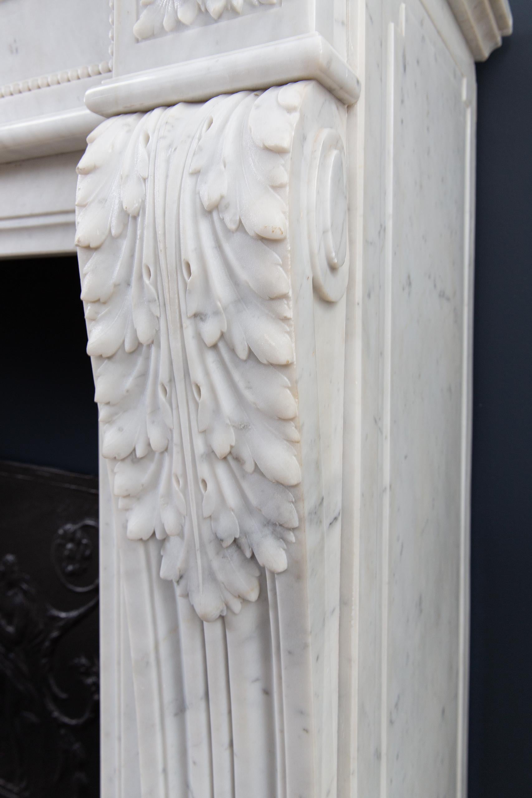 Schöner französischer Carrara-Marmor-Kaminsims im Louis-XV-Stil im Angebot 11