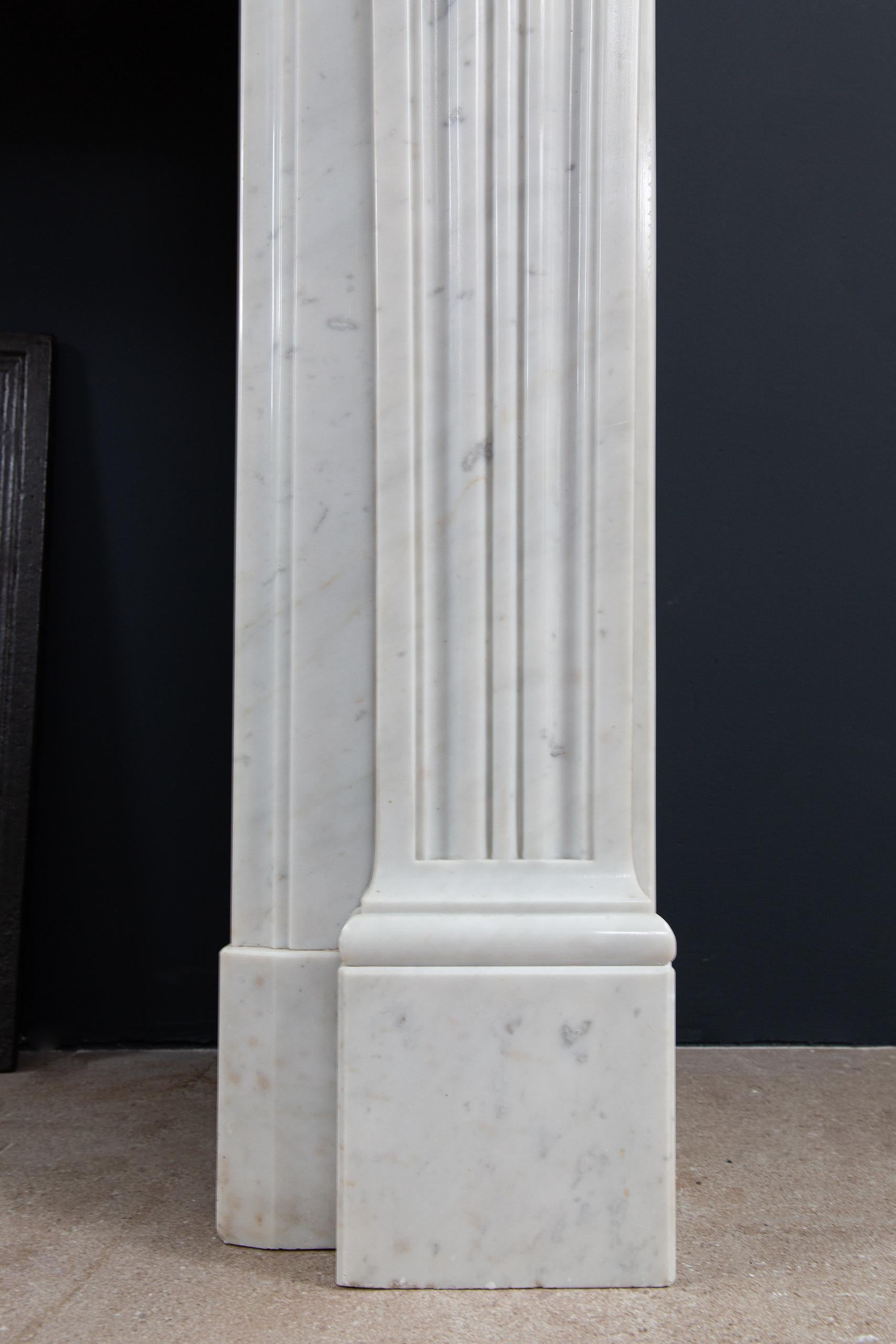 Schöner französischer Carrara-Marmor-Kaminsims im Louis-XV-Stil im Angebot 12