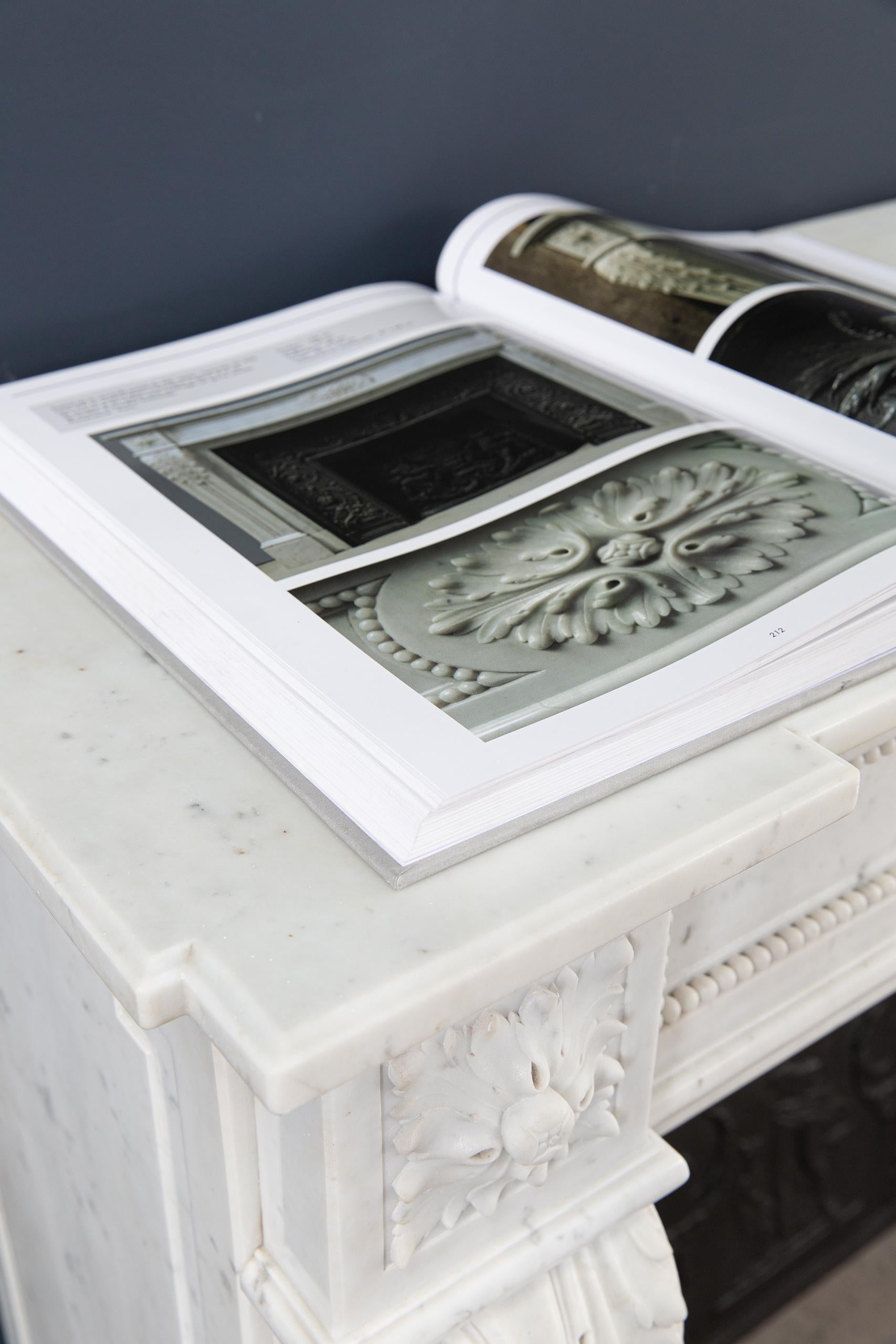 Beautiful French Louis XV Style Carrara Marble Fireplace Surround In Good Condition For Sale In Oostvoorne, NL