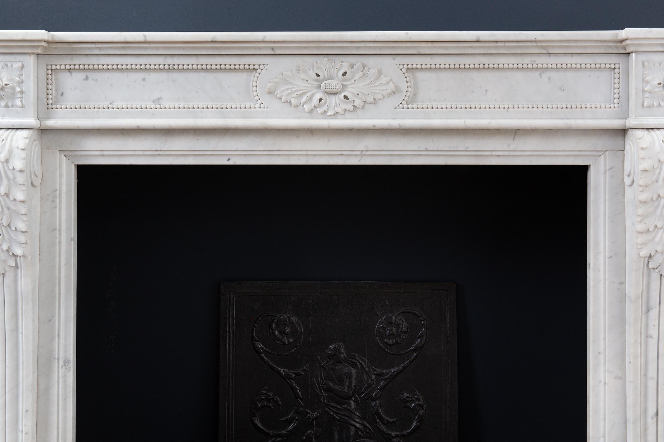 Schöner französischer Carrara-Marmor-Kaminsims im Louis-XV-Stil im Zustand „Gut“ im Angebot in Oostvoorne, NL