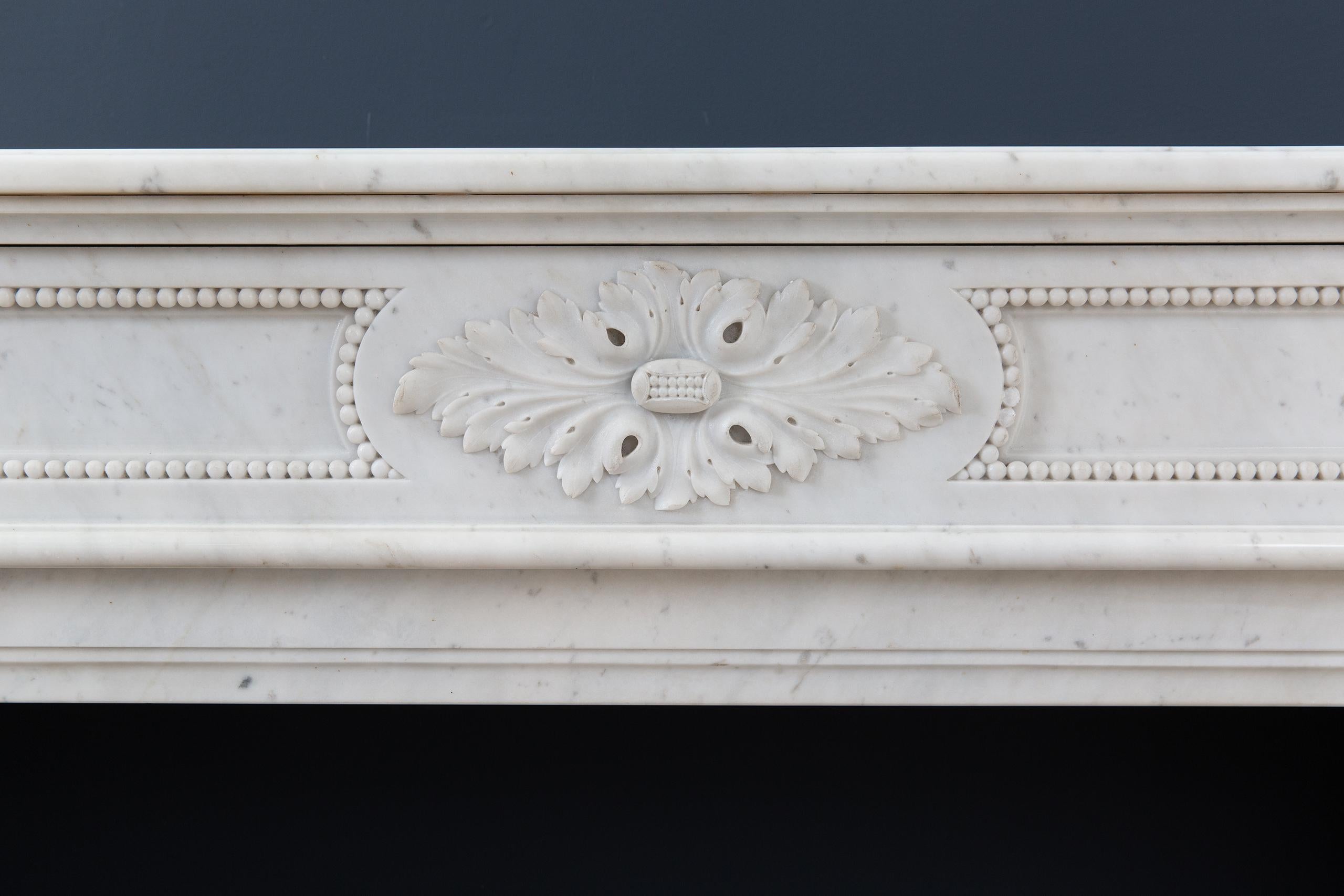 Schöner französischer Carrara-Marmor-Kaminsims im Louis-XV-Stil (19. Jahrhundert) im Angebot