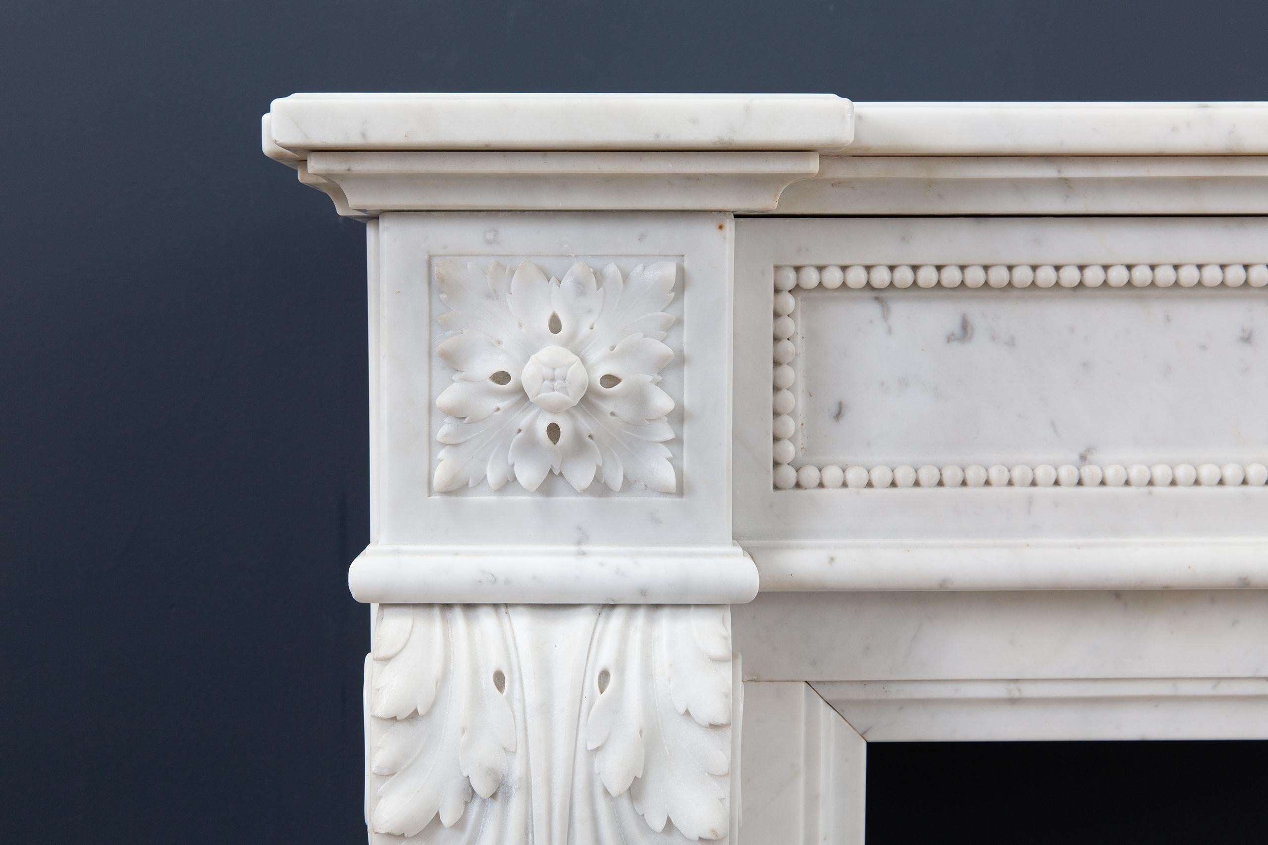 Schöner französischer Carrara-Marmor-Kaminsims im Louis-XV-Stil im Angebot 1