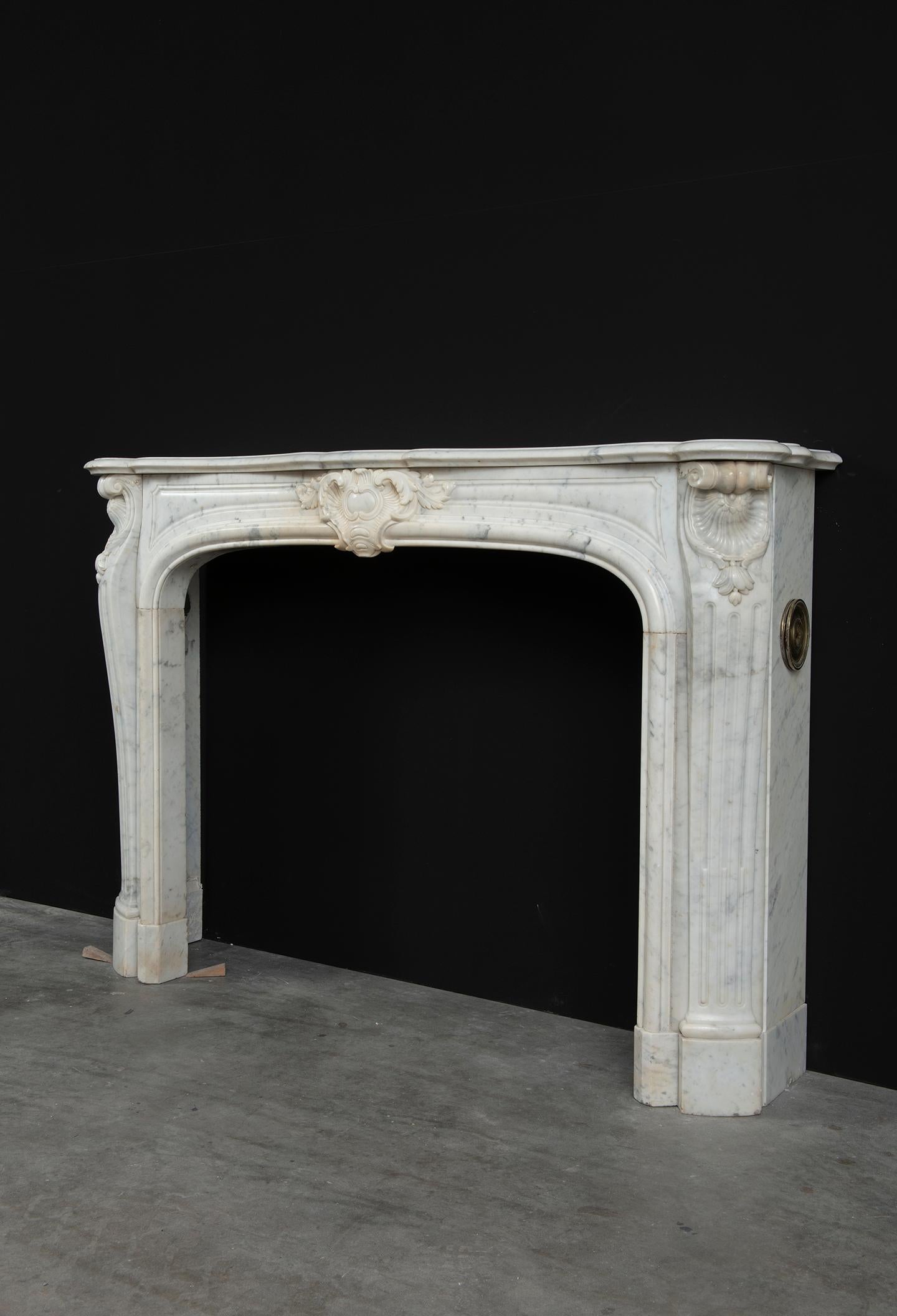 Beautiful French Louis XV Fireplace in White Marble, Paris- France In Good Condition In Haarlem, Noord-Holland