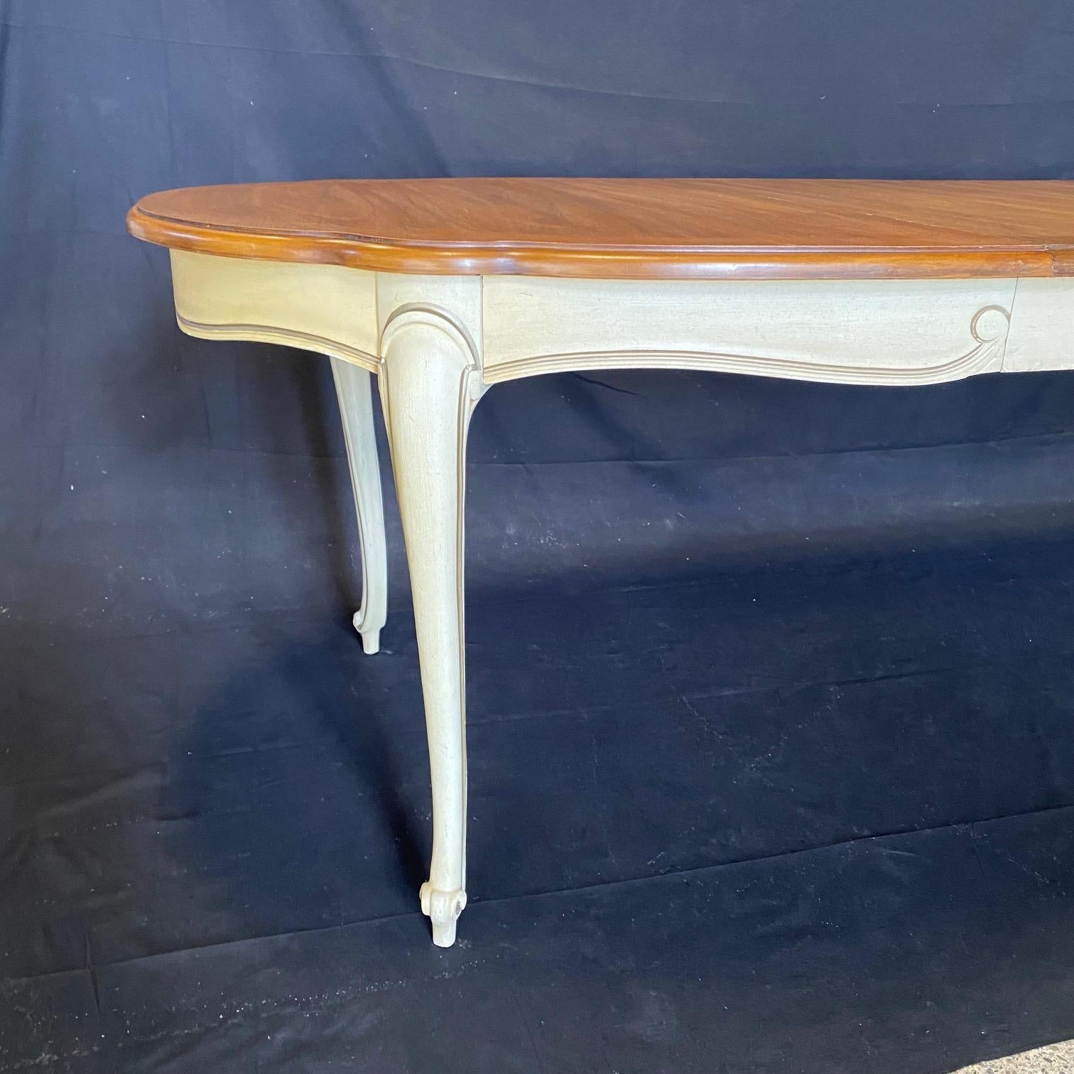 Beautiful French Louis XV Style Midcentury Walnut Dining Table In Good Condition For Sale In Hopewell, NJ