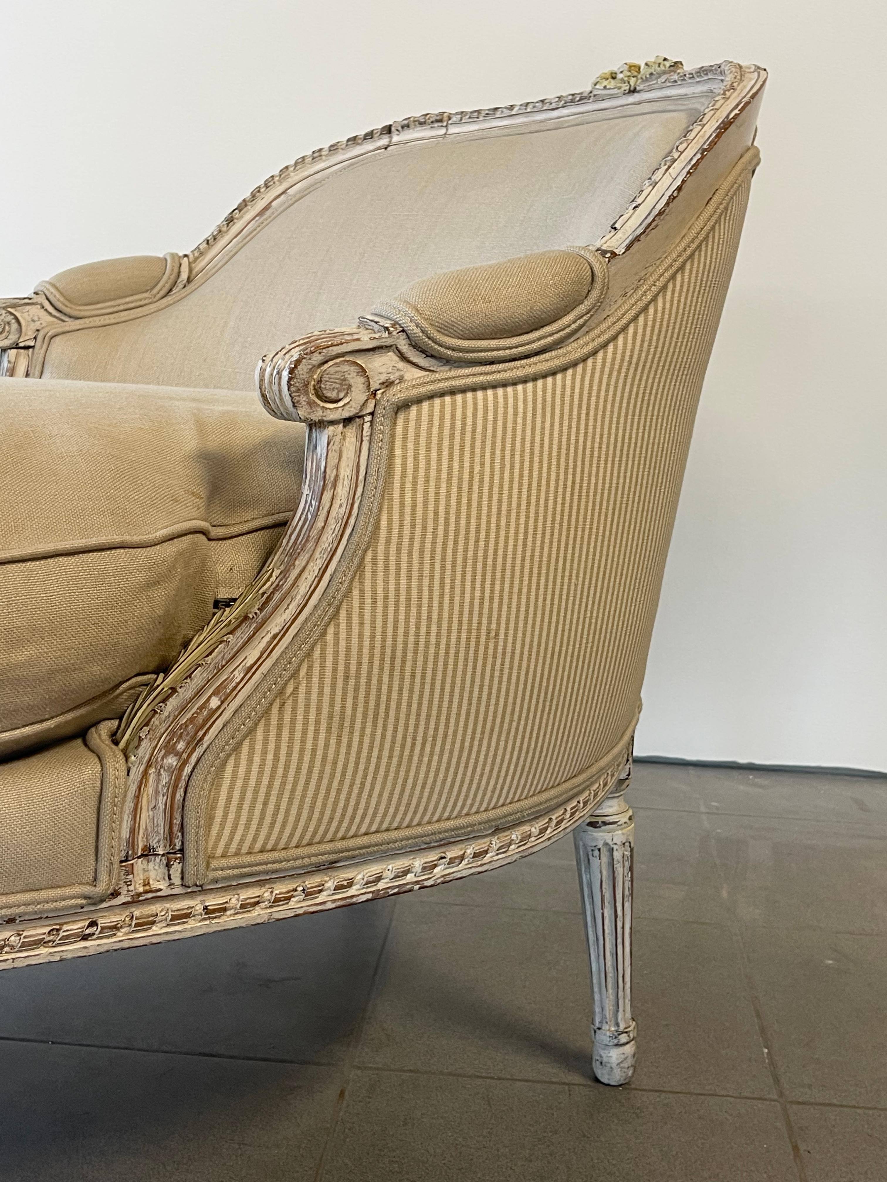 Français Magnifique chaise longue française Louis XVI  Tapissé d'un lin épais en vente