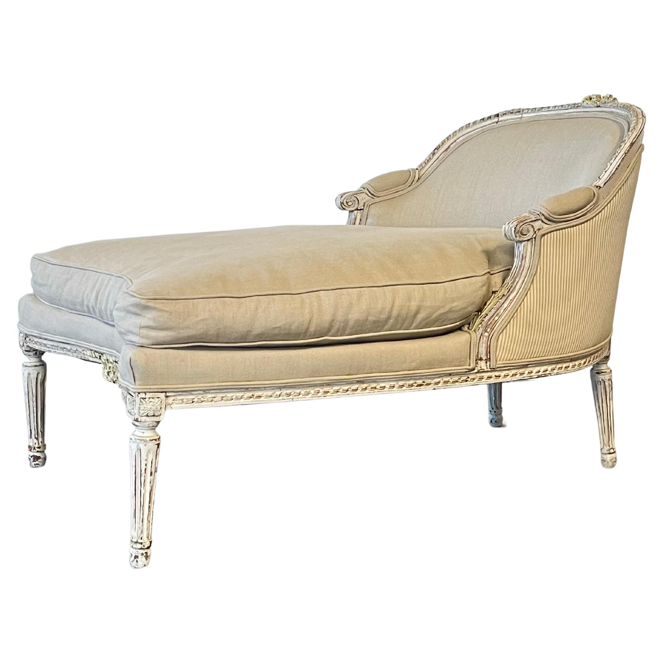 Beautiful French Louis XVI Chaise Lounge Upholstered in Thick Linen For Sale