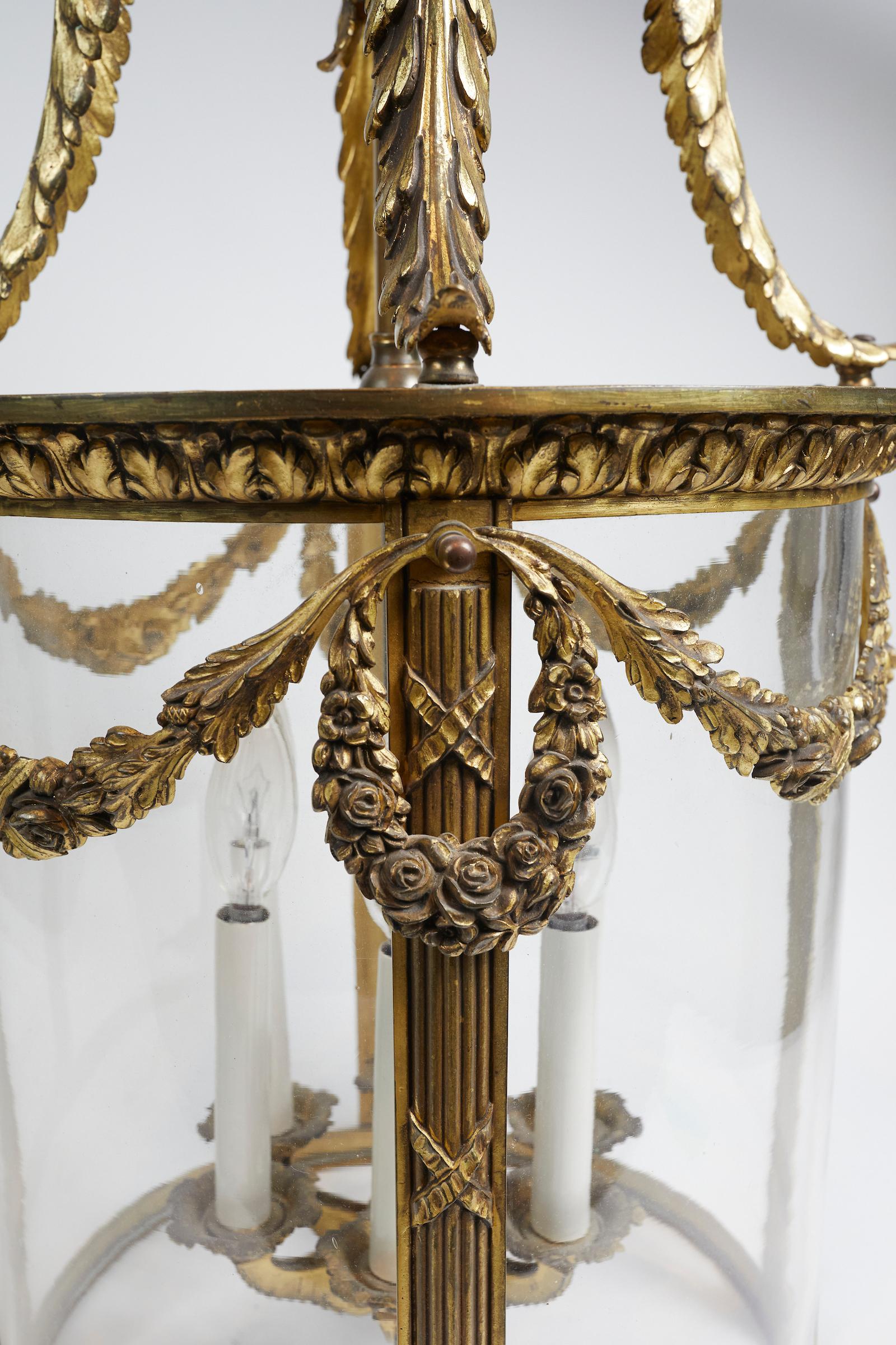 Runde französische Laterne aus vergoldeter Bronze im Louis-XVI.-Stil (Louis XVI.) im Angebot