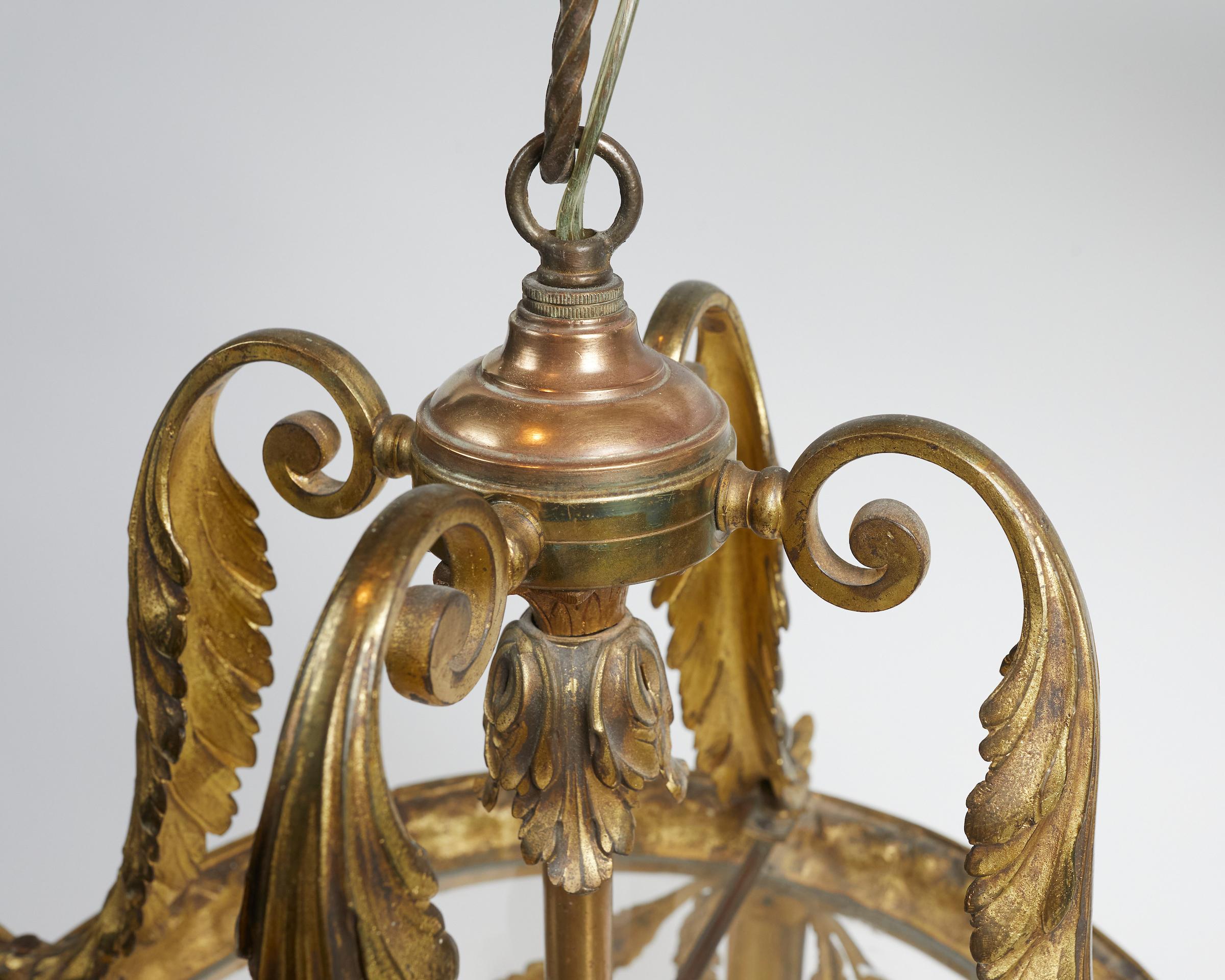 Runde französische Laterne aus vergoldeter Bronze im Louis-XVI.-Stil (Vergoldet) im Angebot