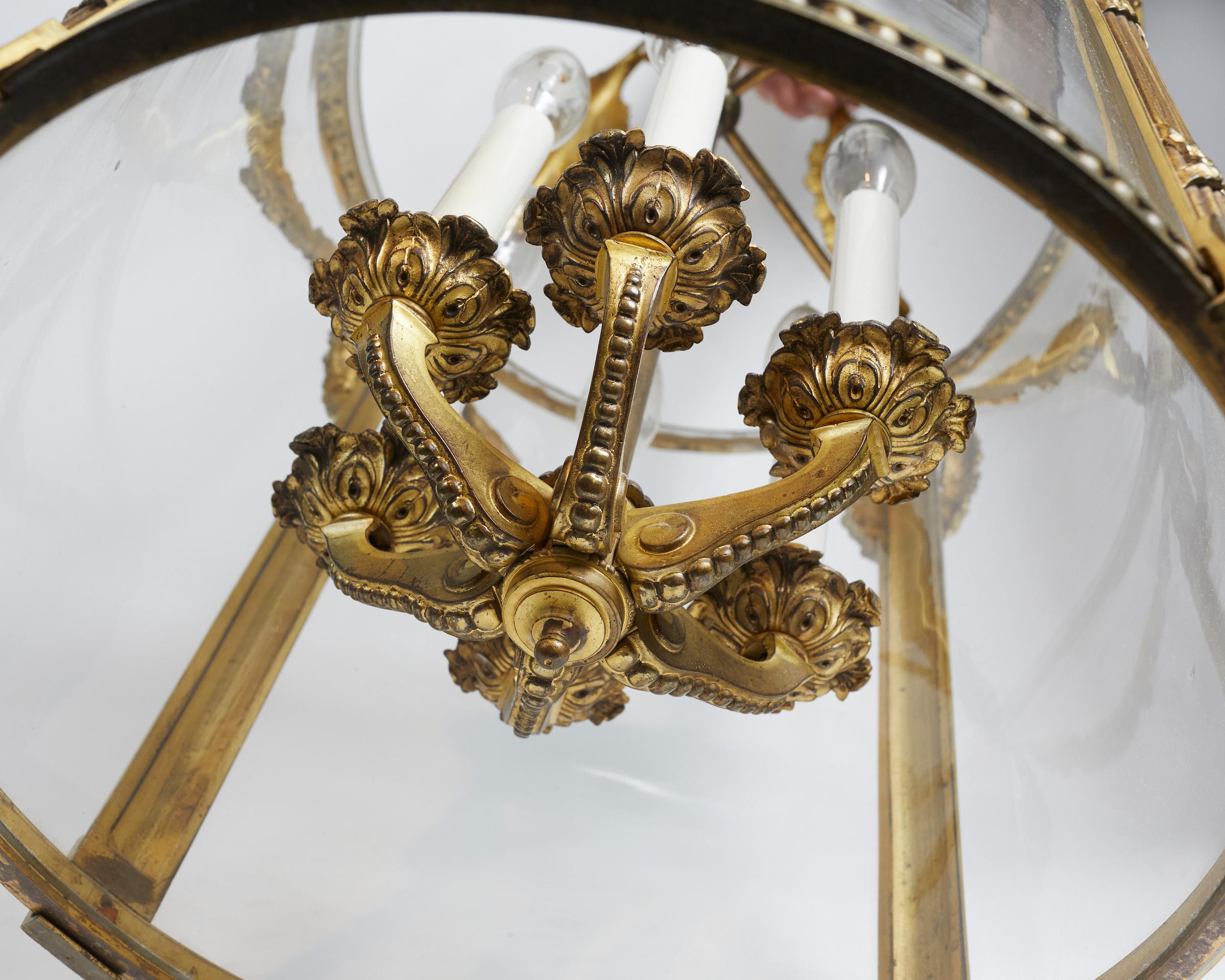 Runde französische Laterne aus vergoldeter Bronze im Louis-XVI.-Stil im Angebot 1