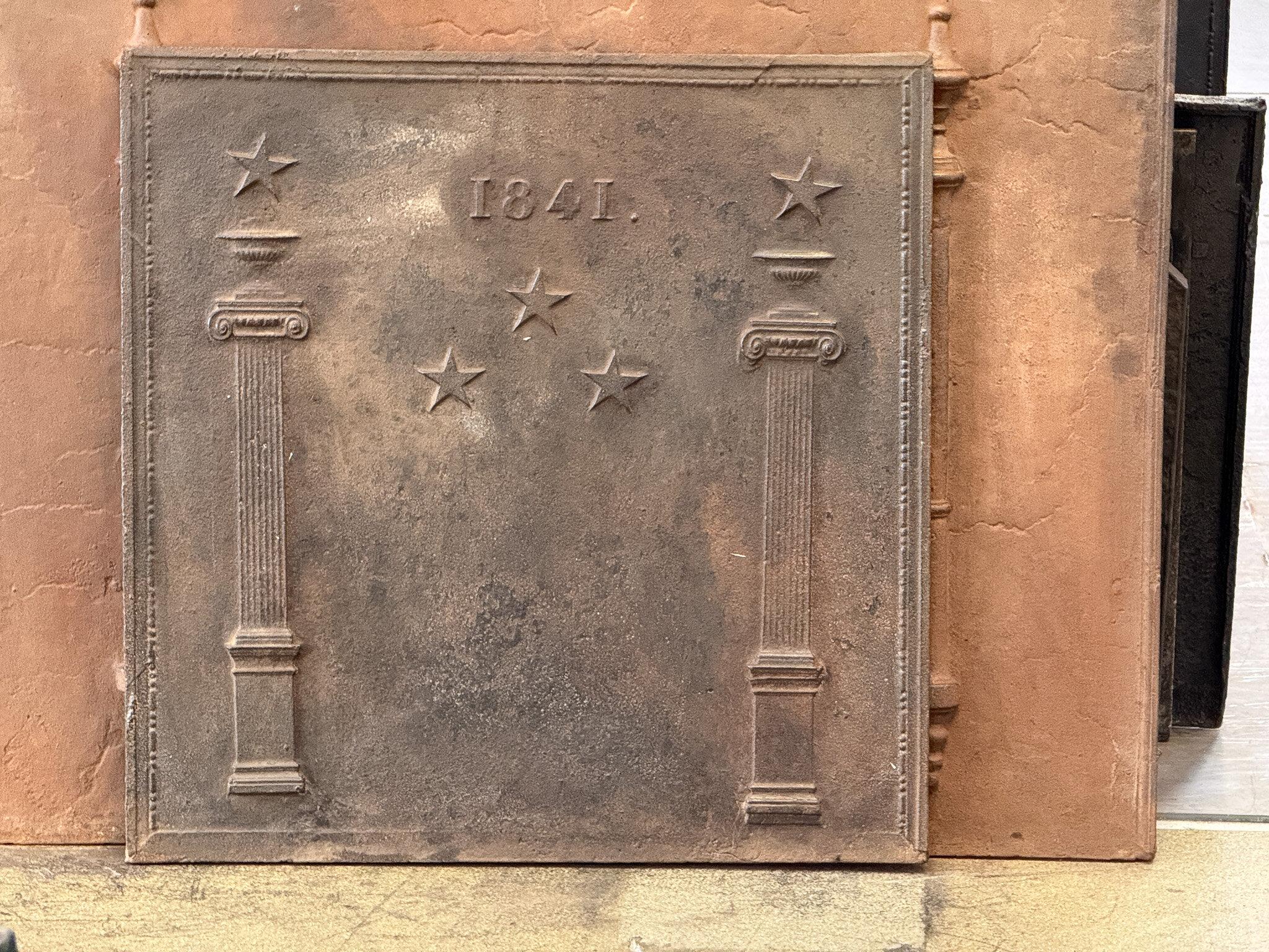 Bellissimo parafuoco francese del XIX secolo di epoca neoclassica con decorazioni a stella e due colonne. I pilastri si riferiscono alla clava di Ercole e rappresentano la forza e l'ignoto. Verso la fine del XVIII secolo e l'inizio dello stile Luigi