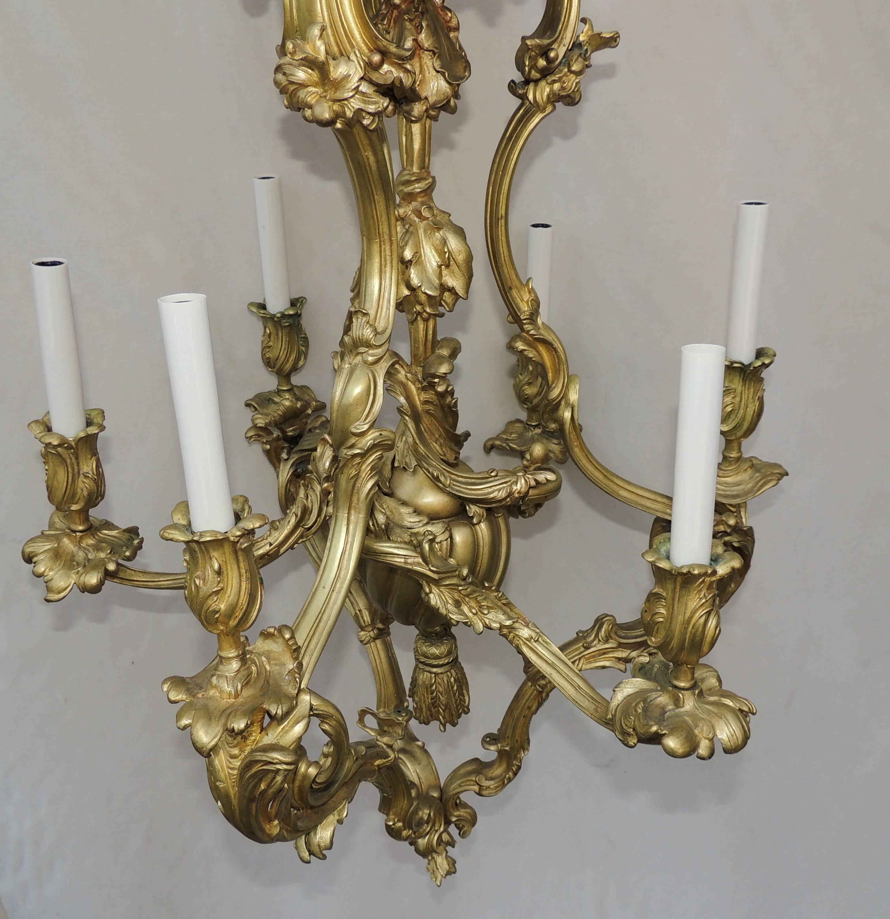 Doré Magnifique lustre rococo français en bronze doré à six lumières avec pampilles. en vente