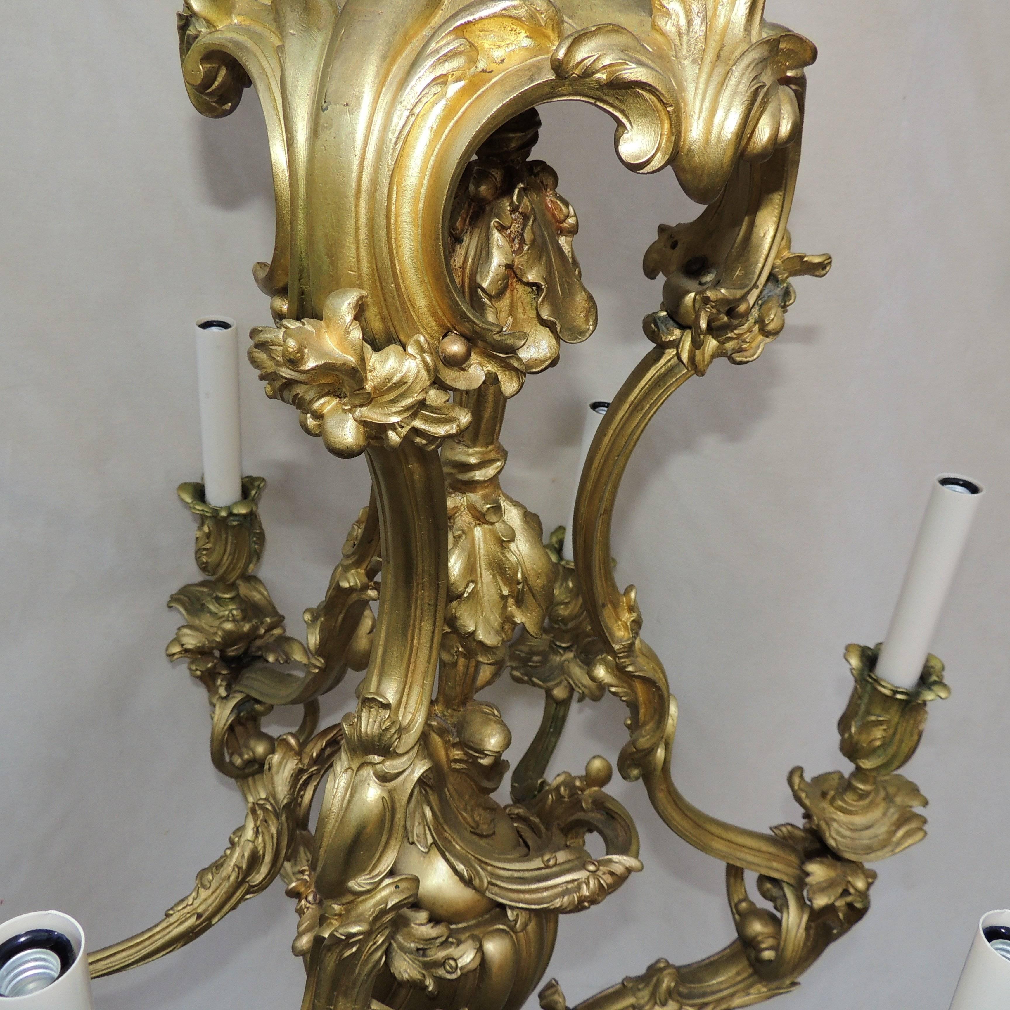 Magnifique lustre rococo français en bronze doré à six lumières avec pampilles. Bon état - En vente à Roslyn, NY