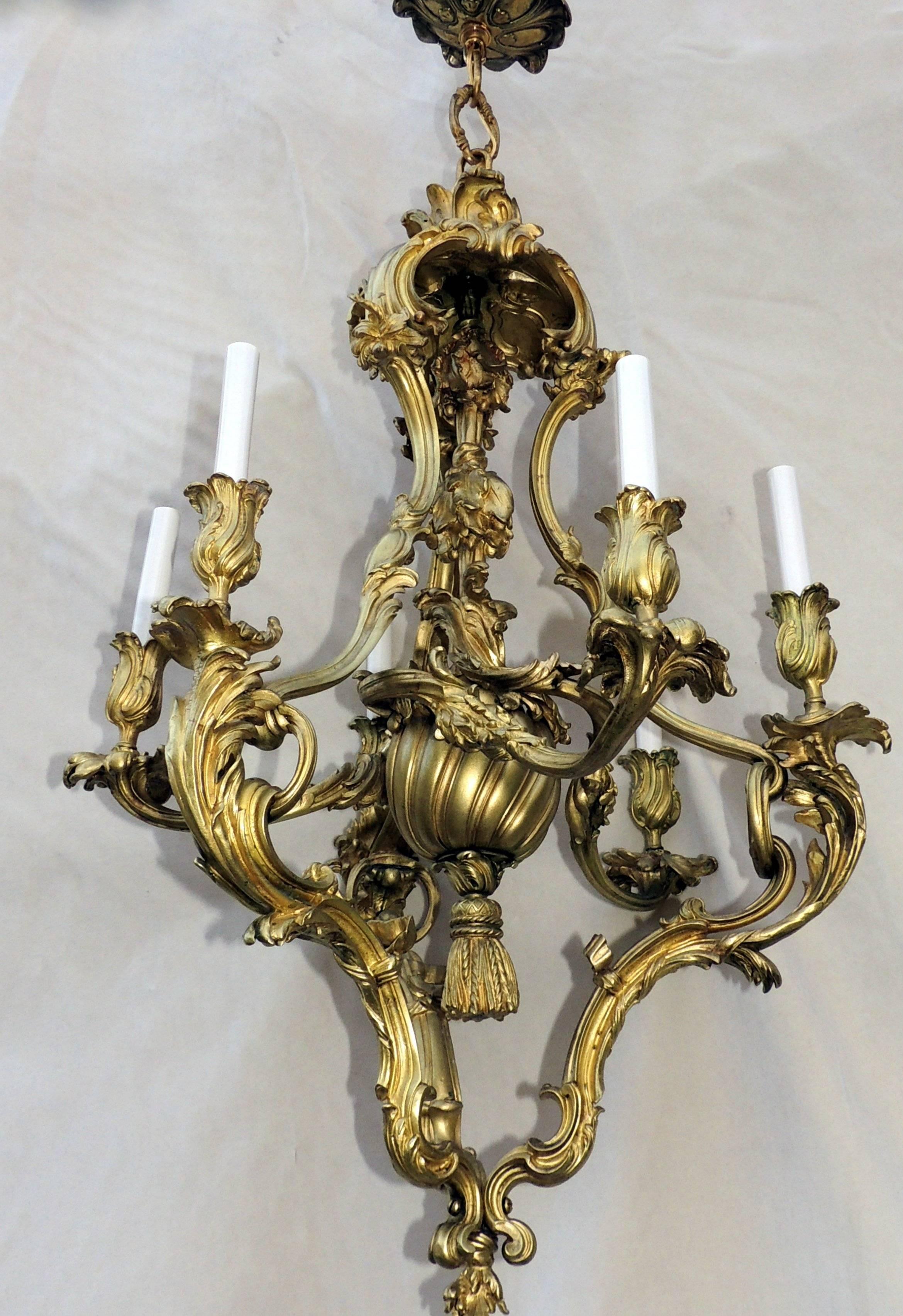 Bronze Magnifique lustre rococo français en bronze doré à six lumières avec pampilles. en vente