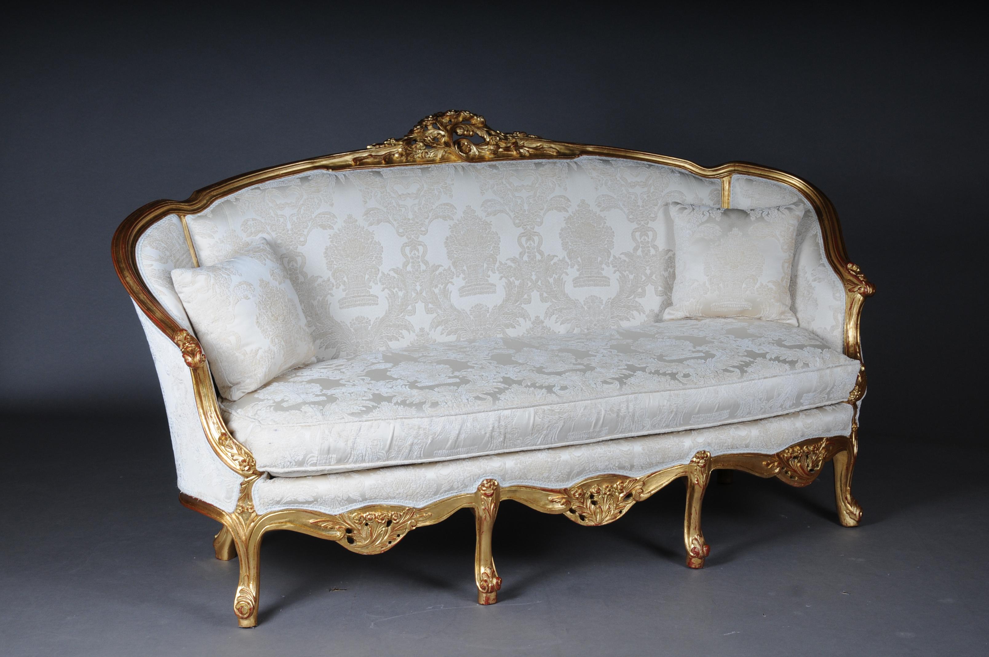 Beautiful French salon seating group / seating set in Louis XV style, 20th Century.

Solid beech wood, finely carved and set in gold. Slightly cambered and finely carved frame on curved legs. Curved armrests. Flanked by leaf rosettes in relief.