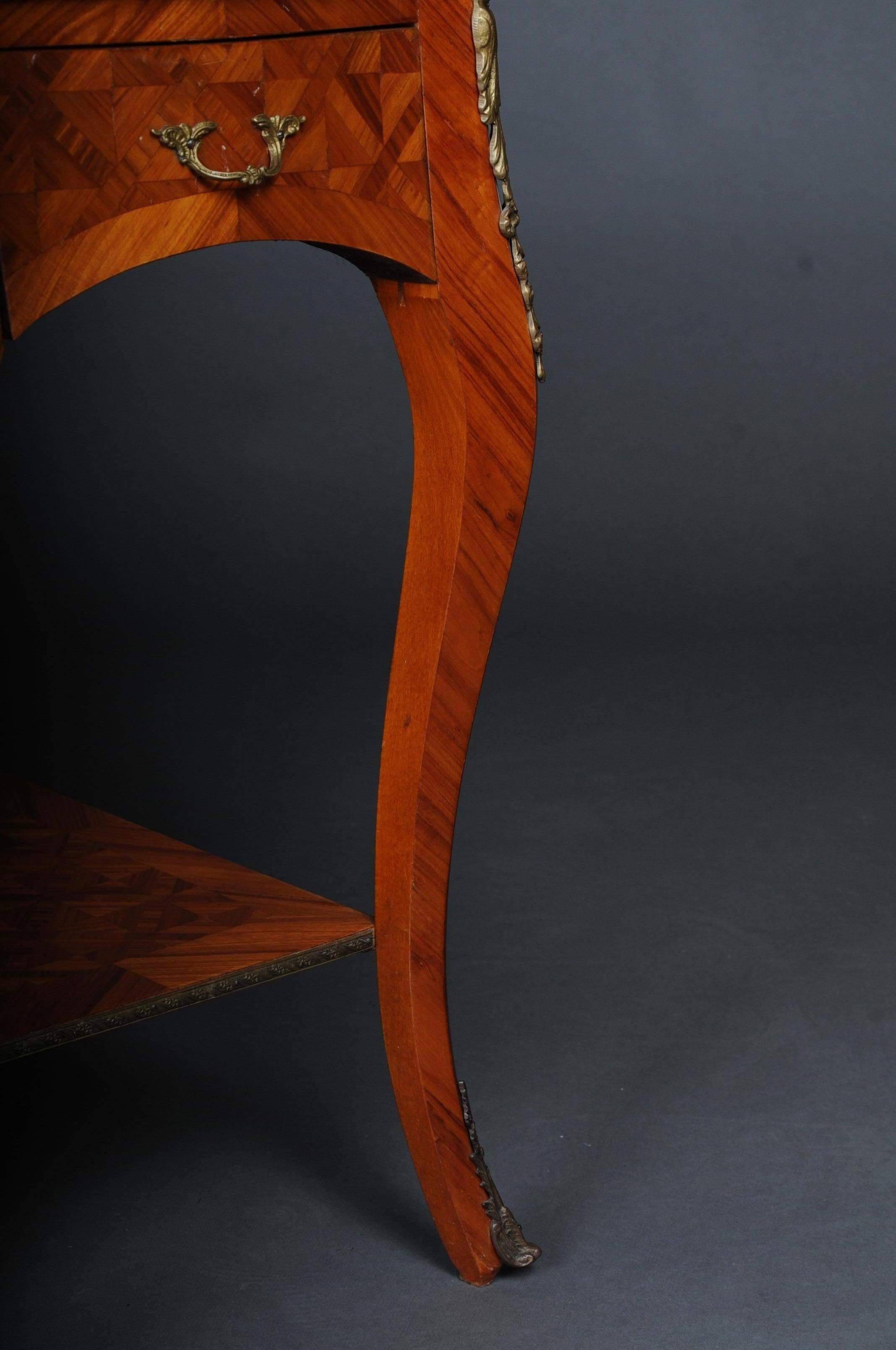 Magnifique table d'appoint française Louis XV, 20ème siècle en vente 10