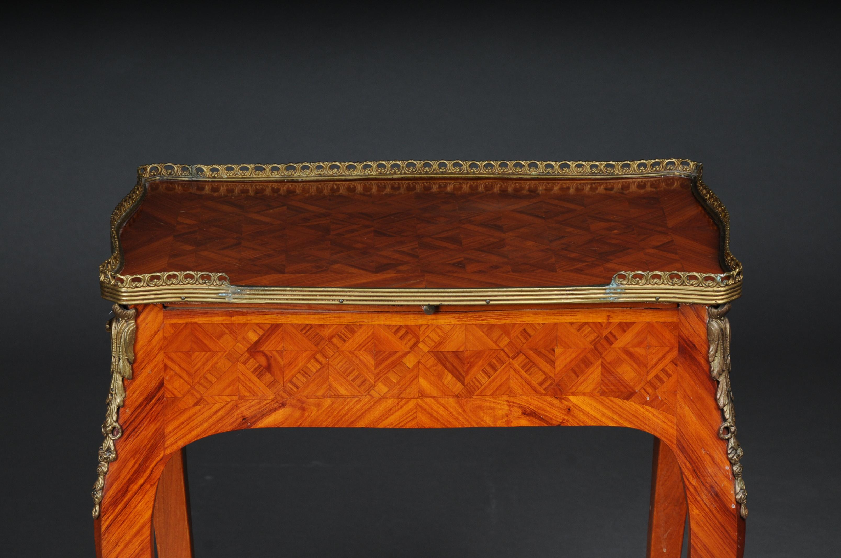 Français Magnifique table d'appoint française Louis XV, 20ème siècle en vente