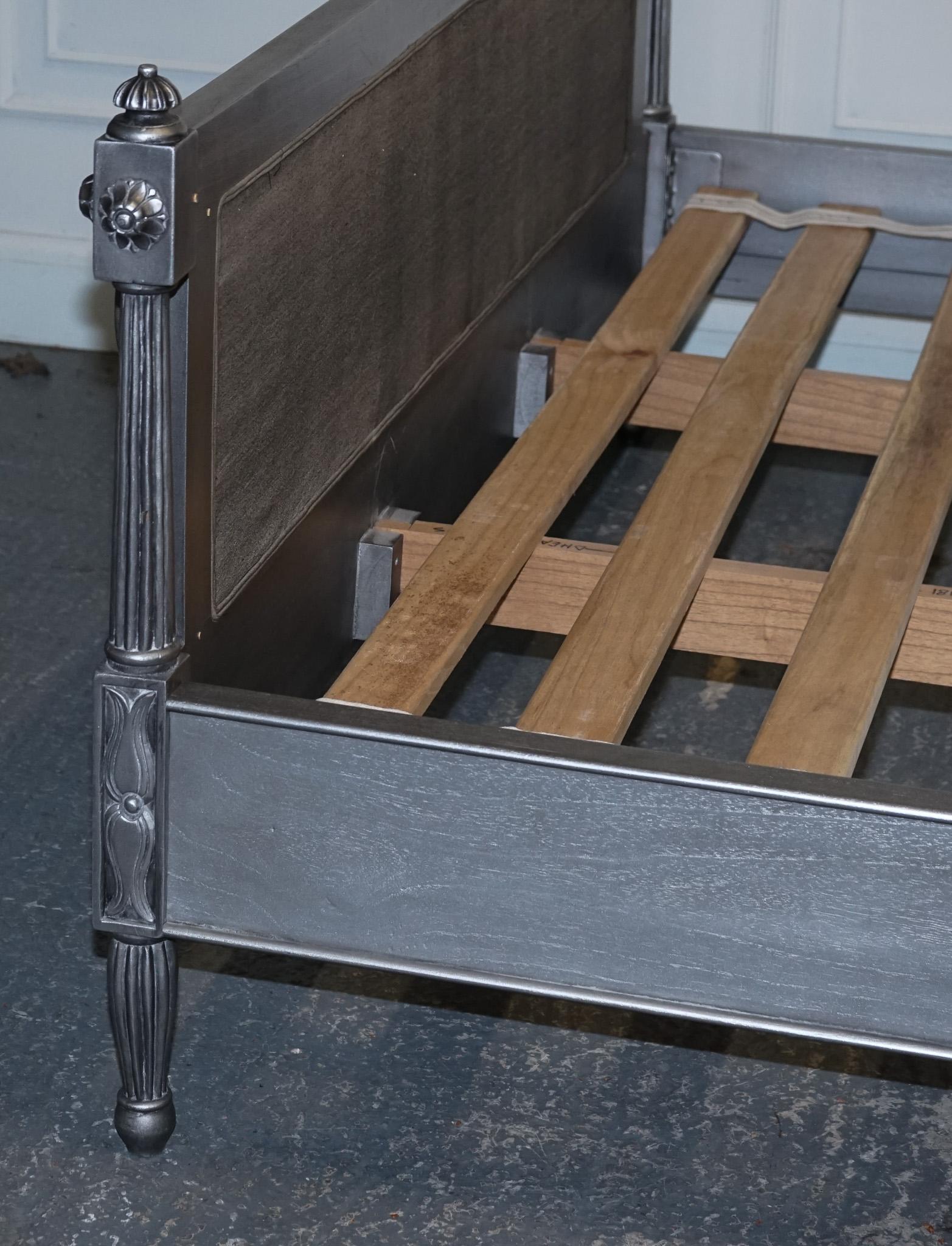 BEAU FRANÇAIS BUTTON BACKED KING SiZE WOODEN BED FRAME en vente 3