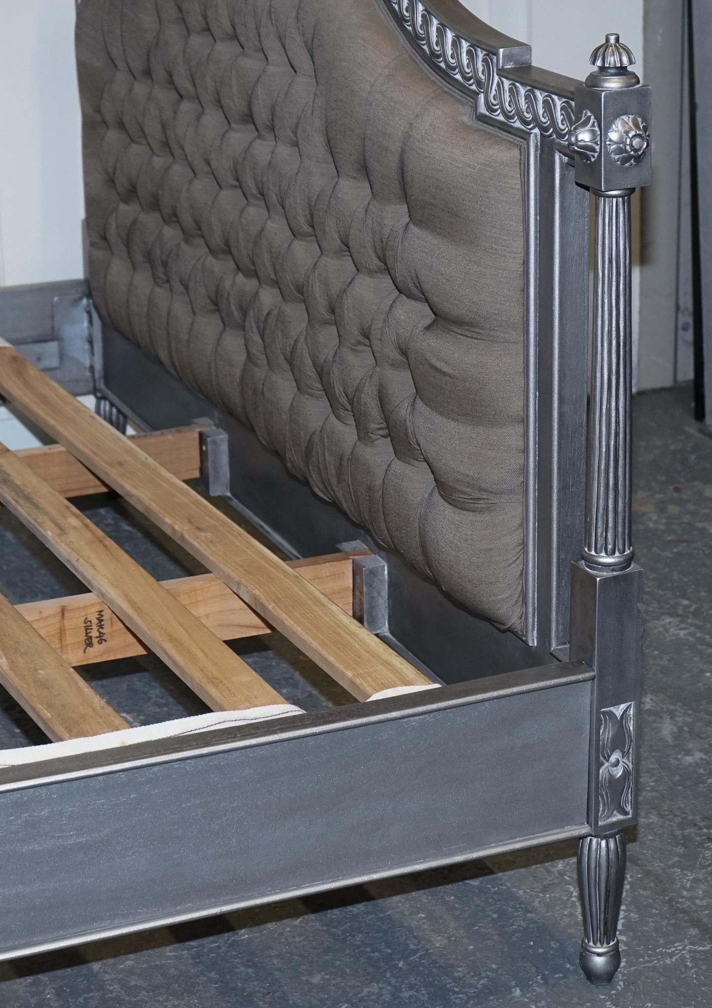 BEAU FRANÇAIS BUTTON BACKED KING SiZE WOODEN BED FRAME en vente 4