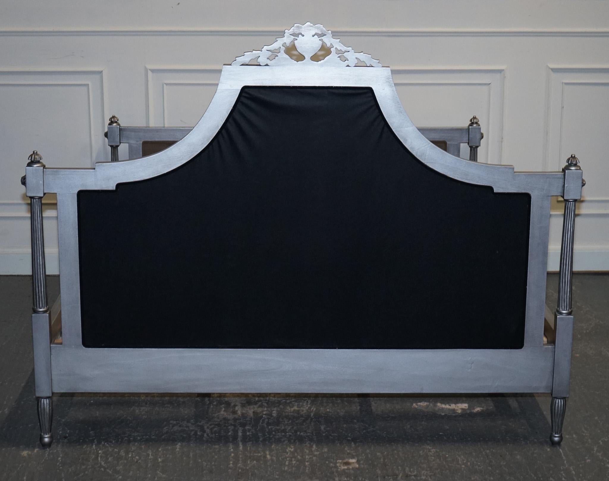 BEAU FRANÇAIS BUTTON BACKED KING SiZE WOODEN BED FRAME en vente 5