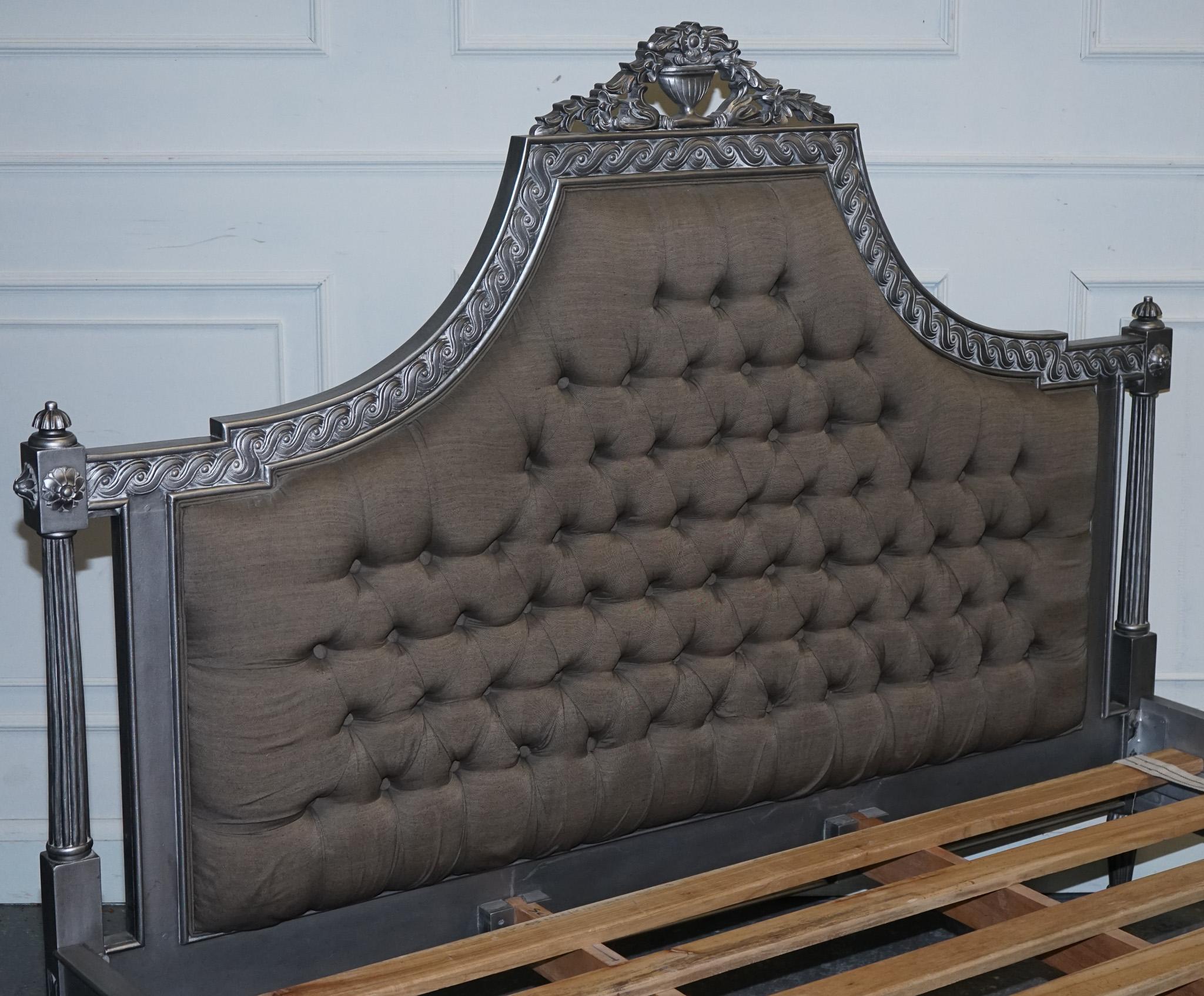 BEAU FRANÇAIS BUTTON BACKED KING SiZE WOODEN BED FRAME en vente 8