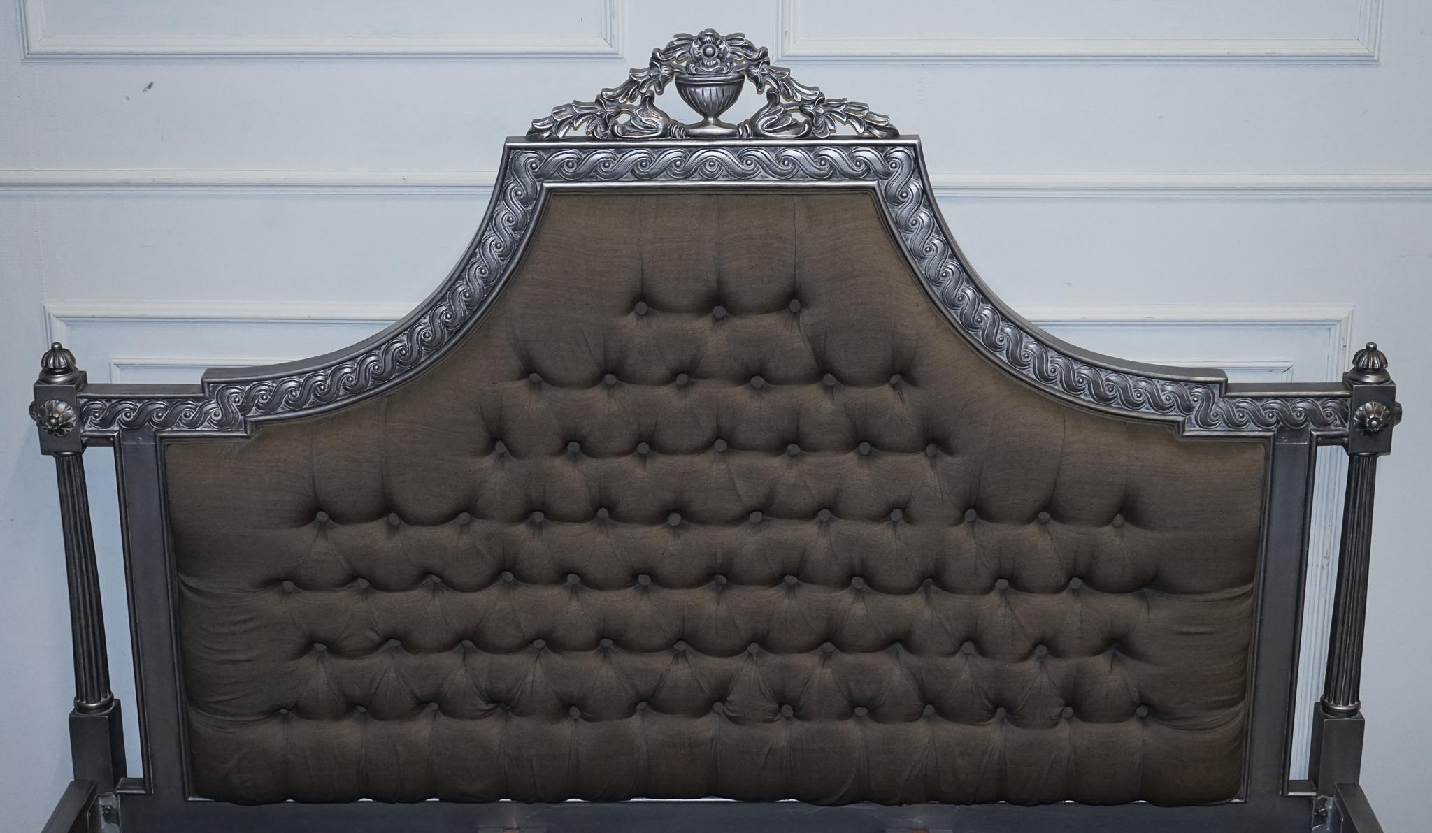 BEAU FRANÇAIS BUTTON BACKED KING SiZE WOODEN BED FRAME en vente 9